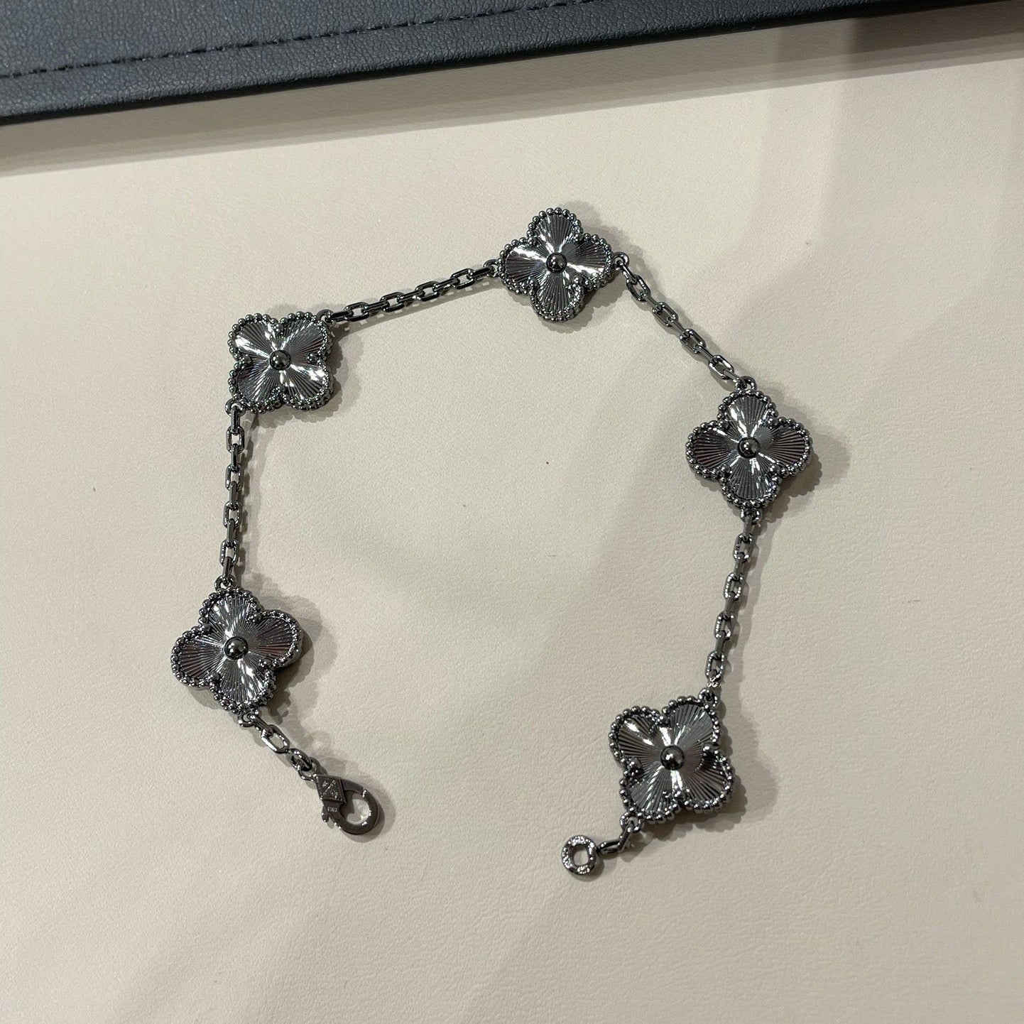 [Perla Lux]CLOVER 5 MOTIF BLACK BRACELET