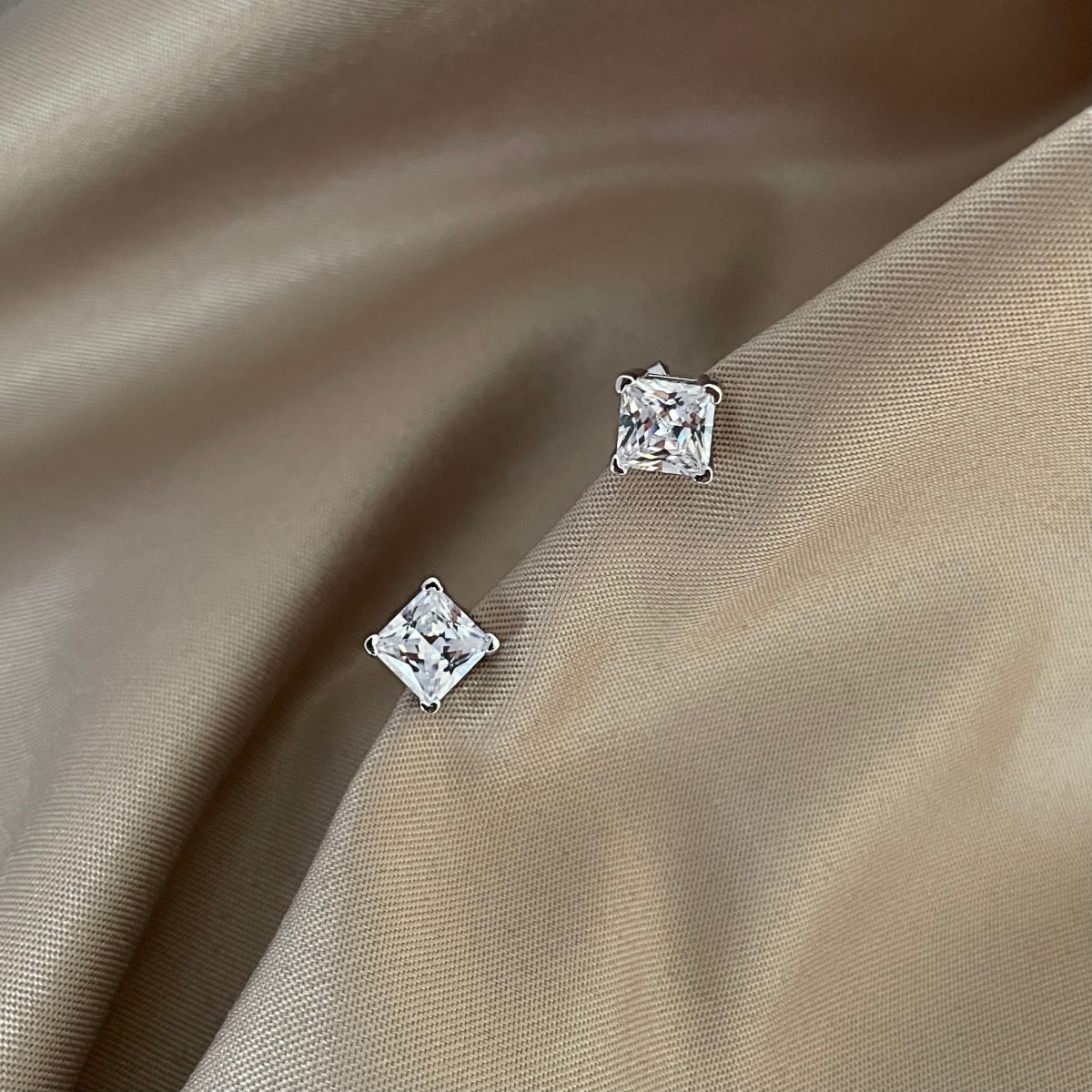 [Perla Lux]Delicate Square Shape Earrings
