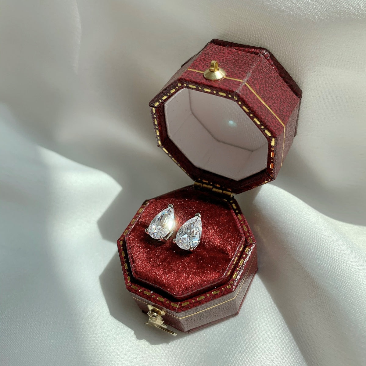 [Perla Lux]Ornate Water Drop Shape Earrings