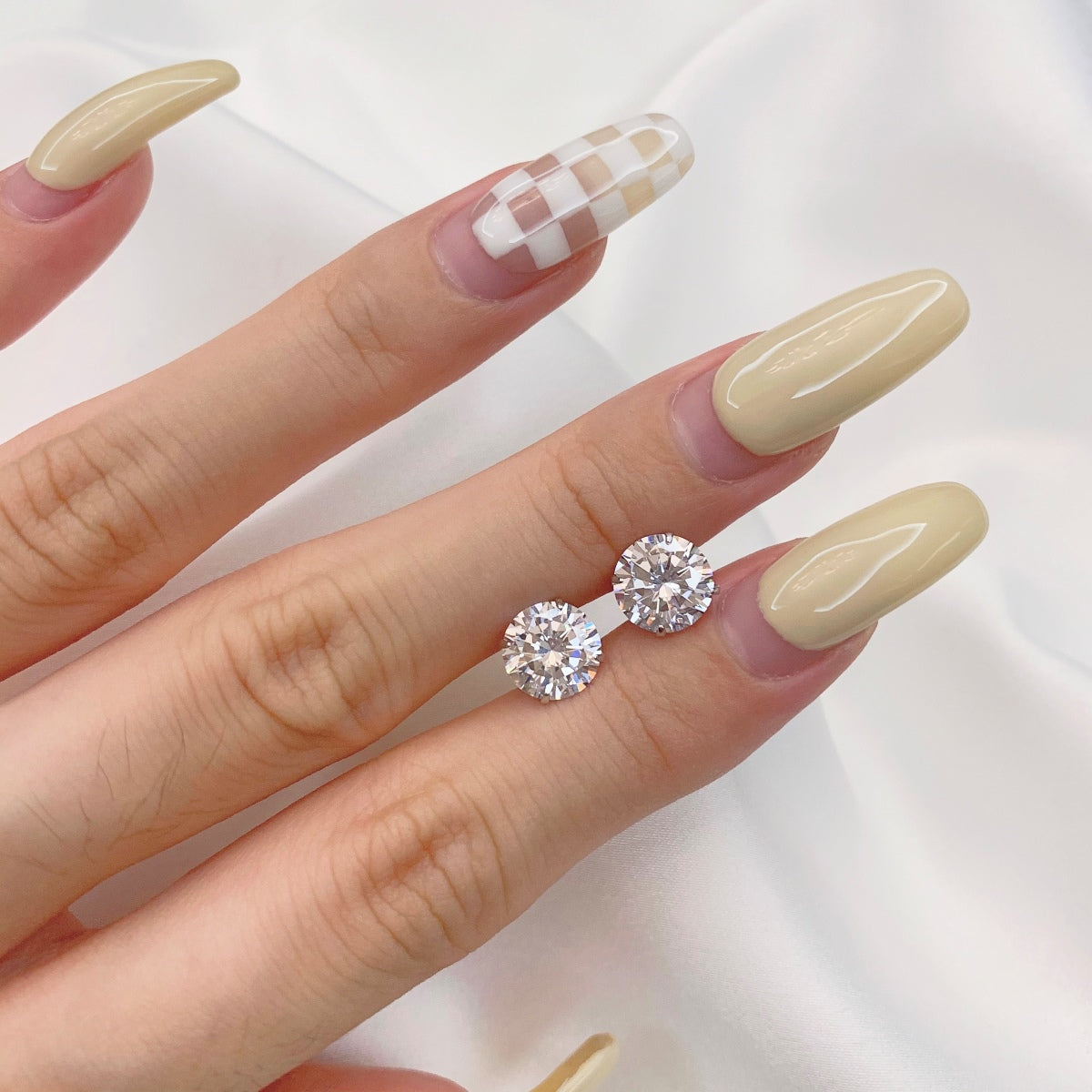 [Perla Lux]Stylish Shiny Round Center Stone Stud Earrings