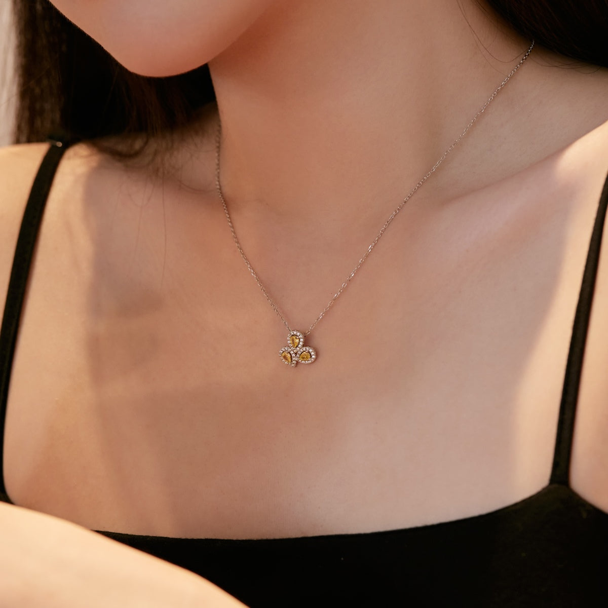 [Perla Lux]Elegant Flower Shape Pear Cut Necklace