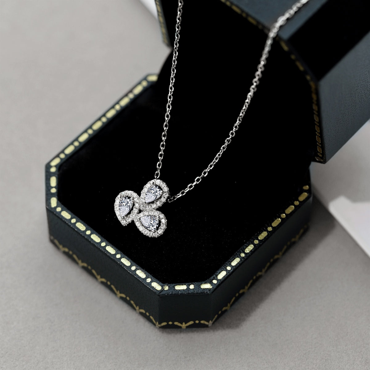 [Perla Lux]Elegant Flower Shape Pear Cut Necklace