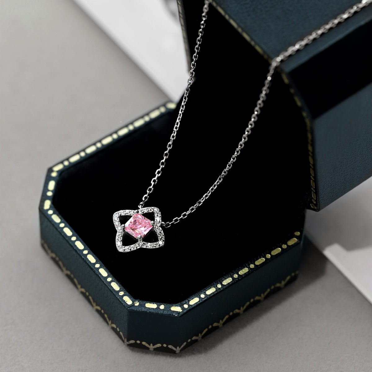 [Perla Lux]Exquisite Flower Shape Princess Cut Necklace
