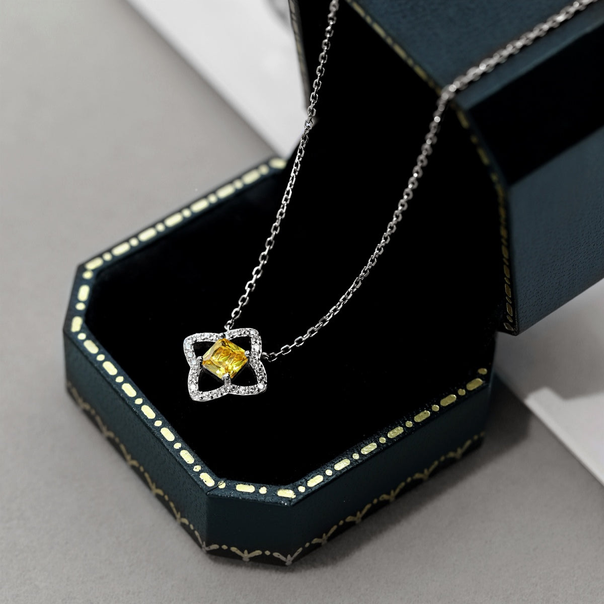 [Perla Lux]Exquisite Flower Shape Princess Cut Necklace