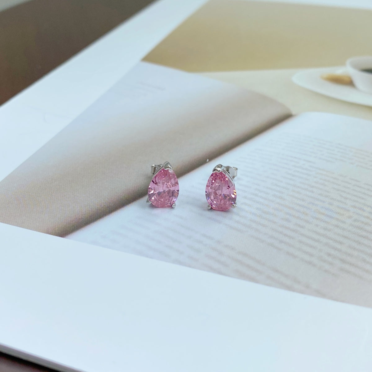 [Perla Lux]Ornate Water Drop Shape Earrings