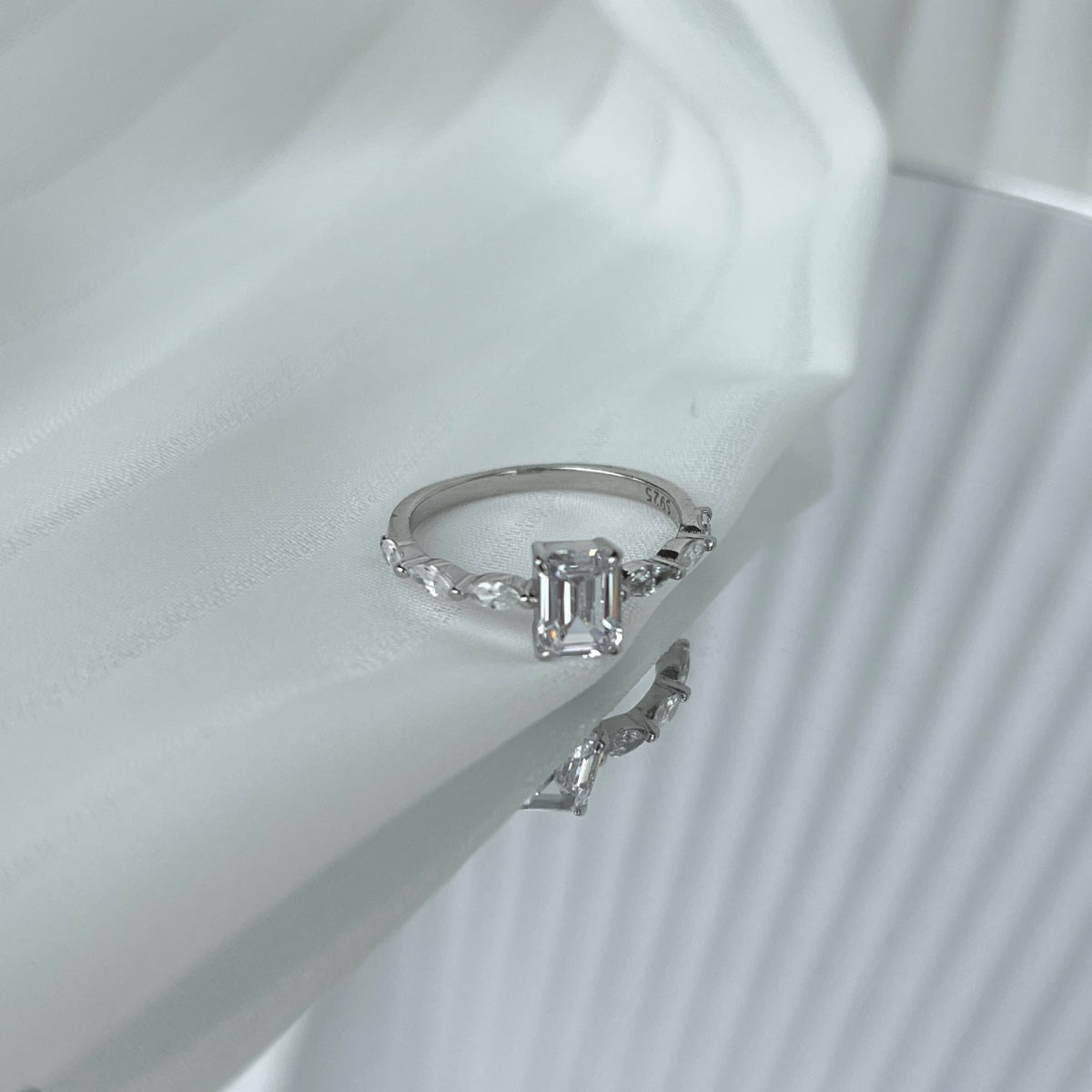 [Perla Lux]1.0 Carat Dainty Resplendent Radiant Cut Daily Ring
