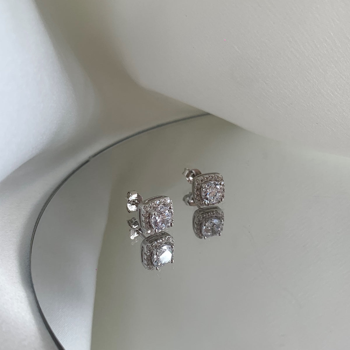 [Perla Lux]Classic Round Center Stone Stud Earrings