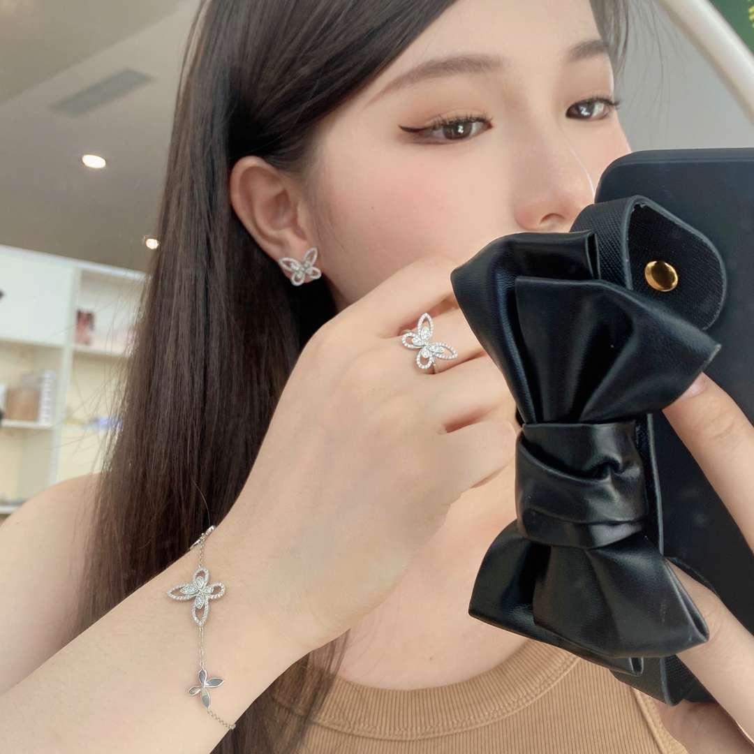 [Perla Lux]Delicate Butterfly Pendant Bracelet