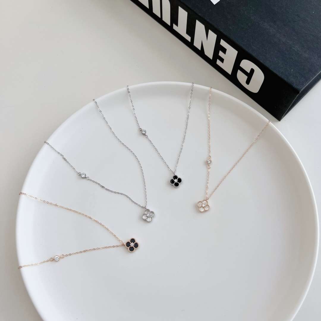 [Perla Lux]Delicate Flower Shape Necklace