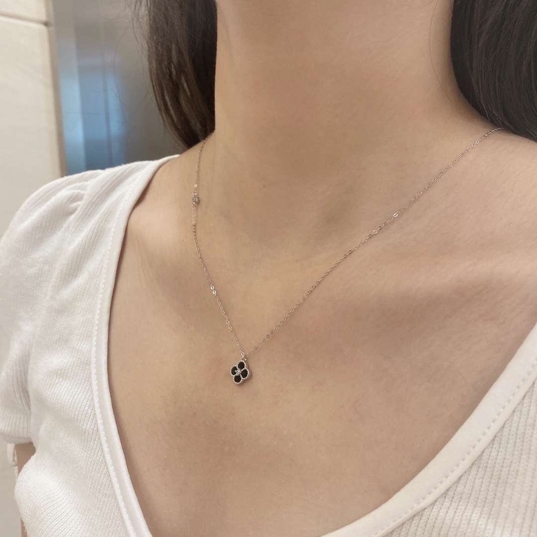 [Perla Lux]Delicate Flower Shape Necklace
