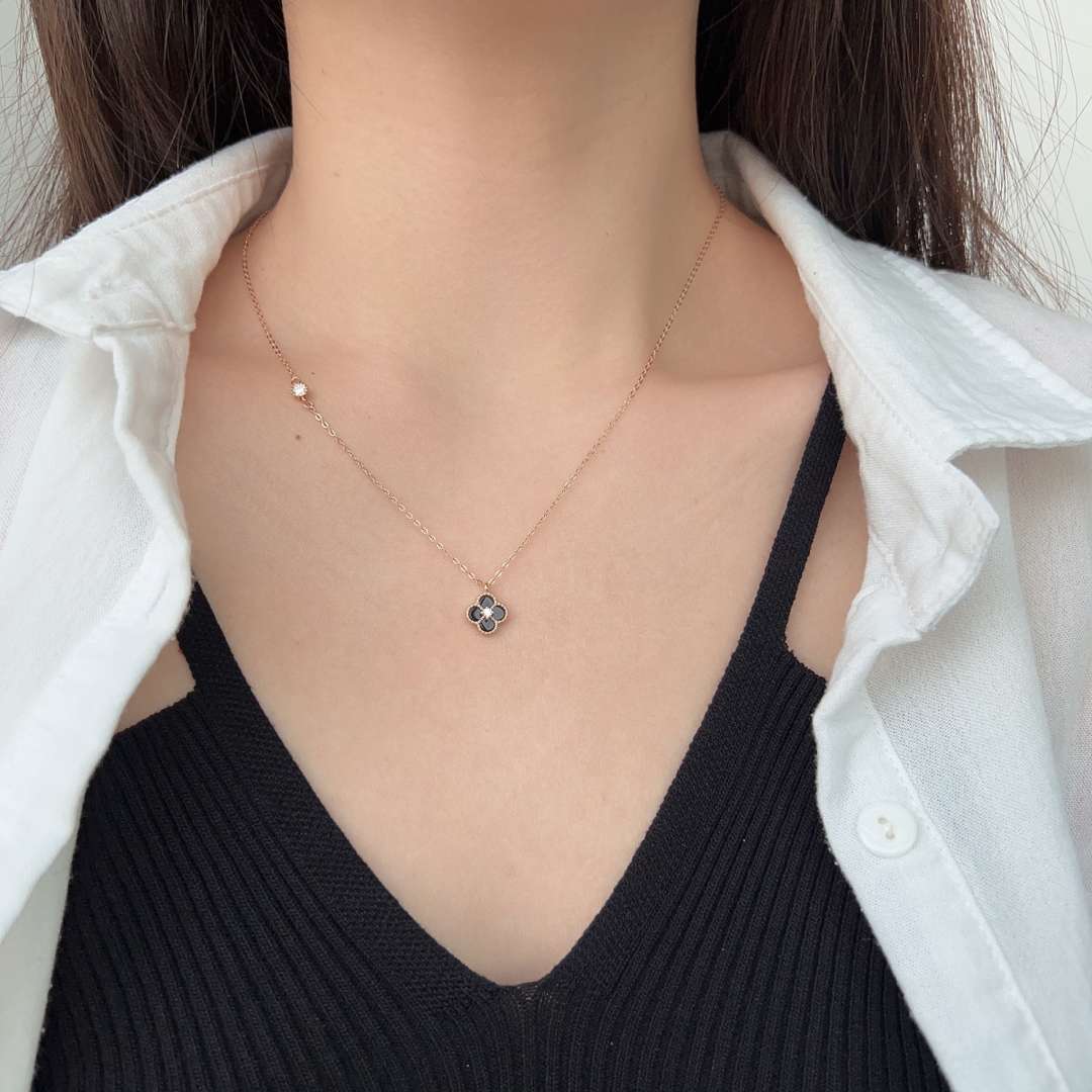 [Perla Lux]Delicate Flower Shape Necklace