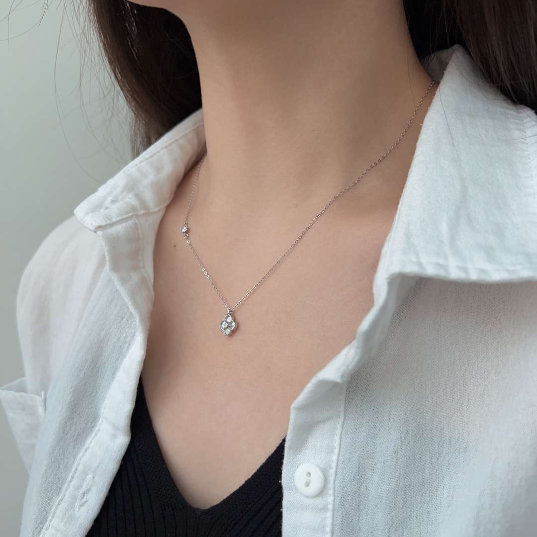 [Perla Lux]Delicate Flower Shape Necklace