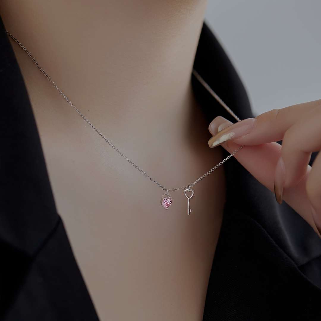 [Perla Lux]Unique Heart Shape Key Pendent Necklace