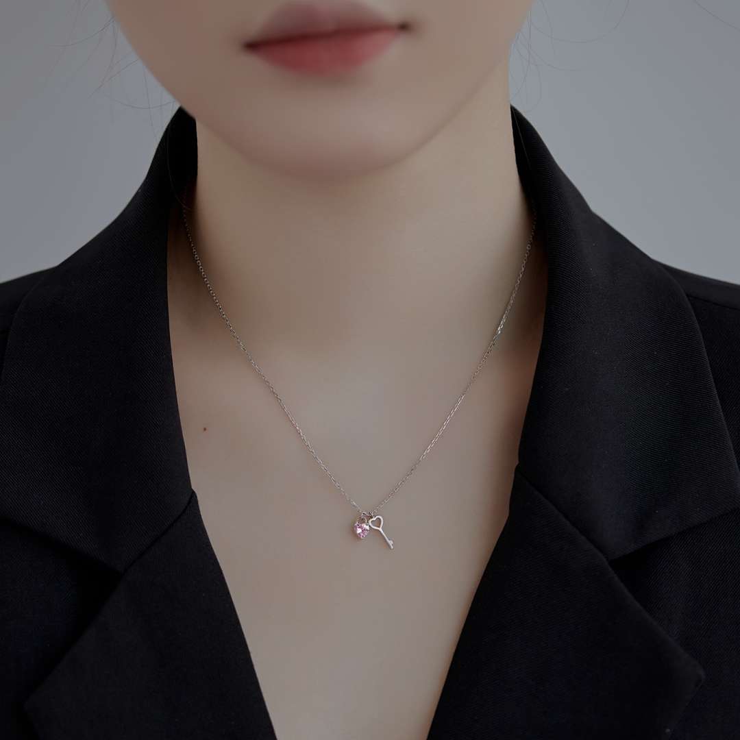 [Perla Lux]Unique Heart Shape Key Pendent Necklace