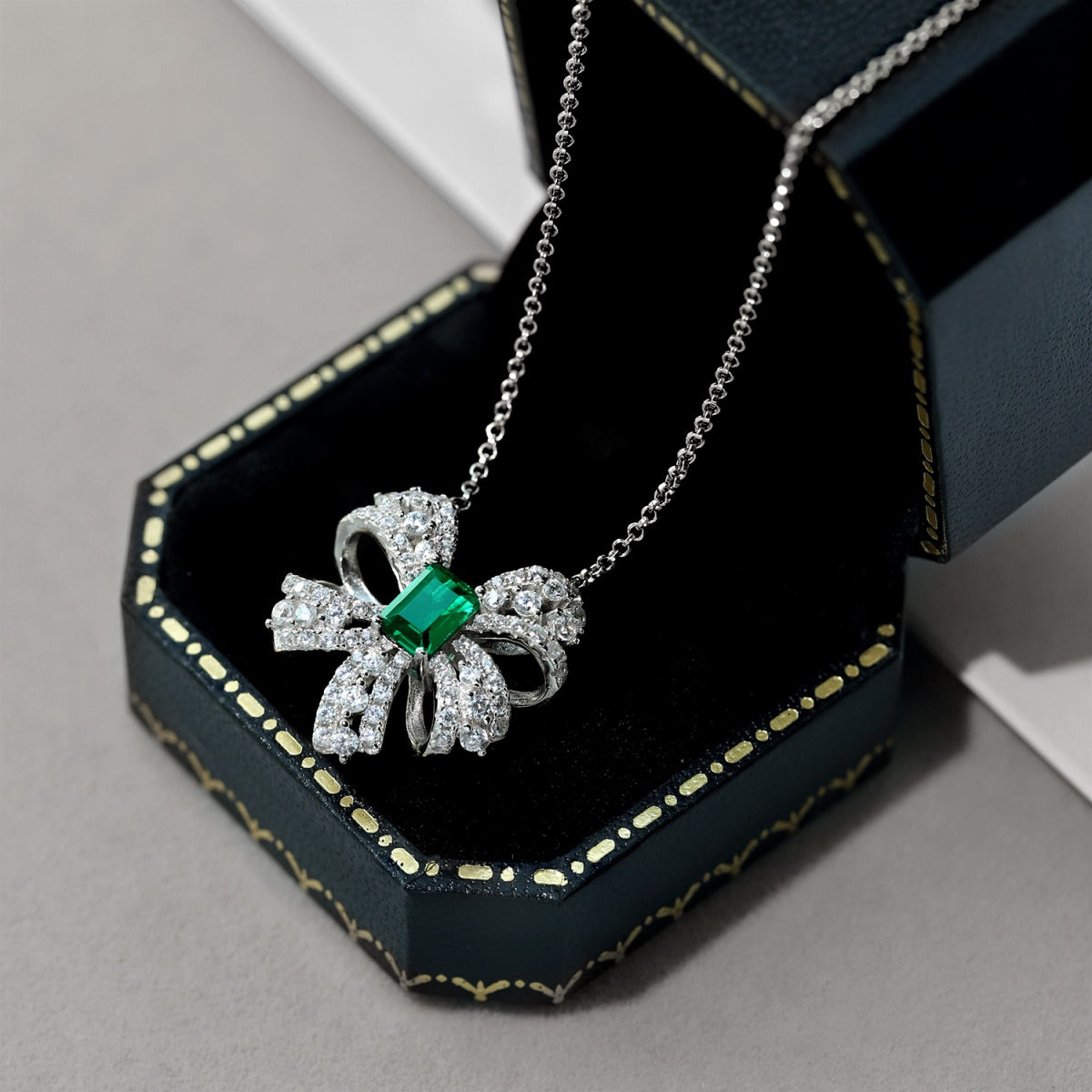 [Perla Lux]Luxurious Flower Shape Emerald Cut Necklace