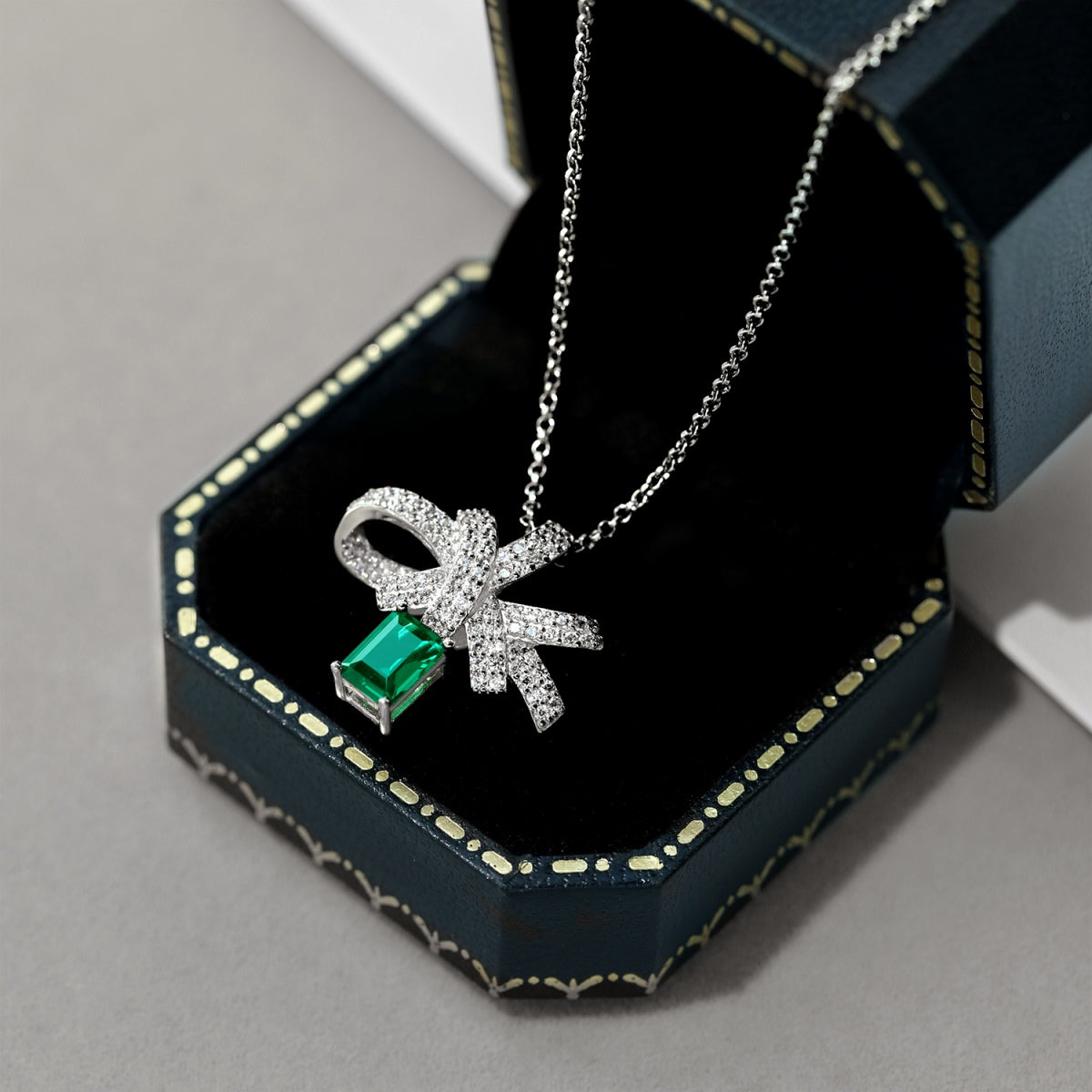 [Perla Lux]Luxurious Flower Shape Emerald Cut Necklace