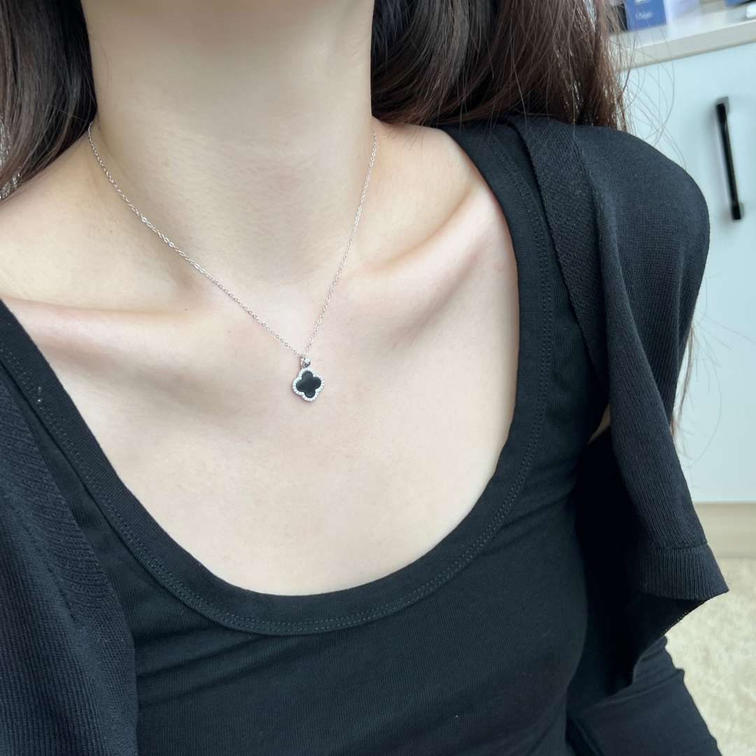 [Perla Lux]Dainty Flower Shape Necklace
