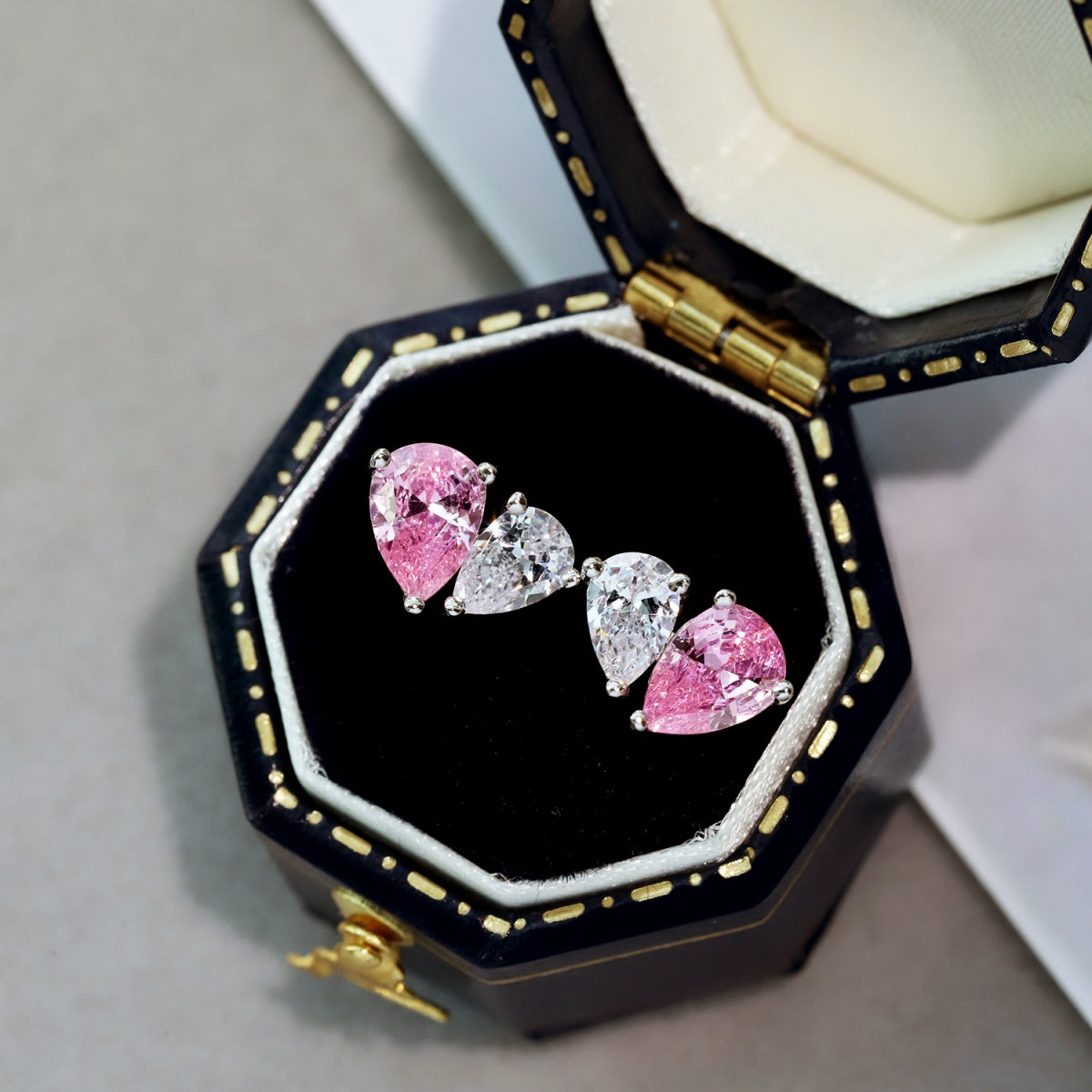 [Perla Lux]Dazzling Elegant Heart Cut Lover Earrings