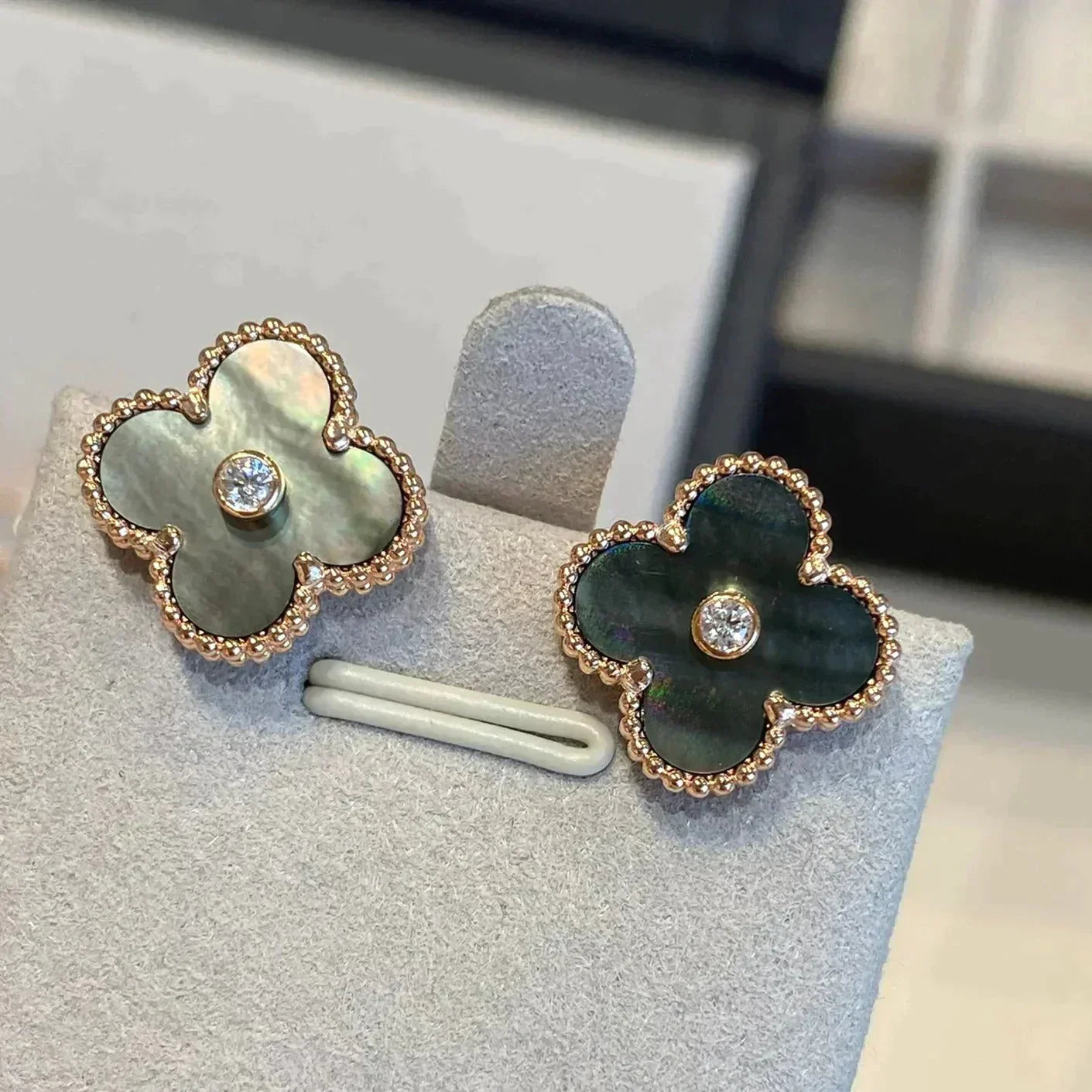 [Perla Lux]CLOVER MEDIUM 1 MOTIFS GRAY MOP  DIAMOND EARRINGS