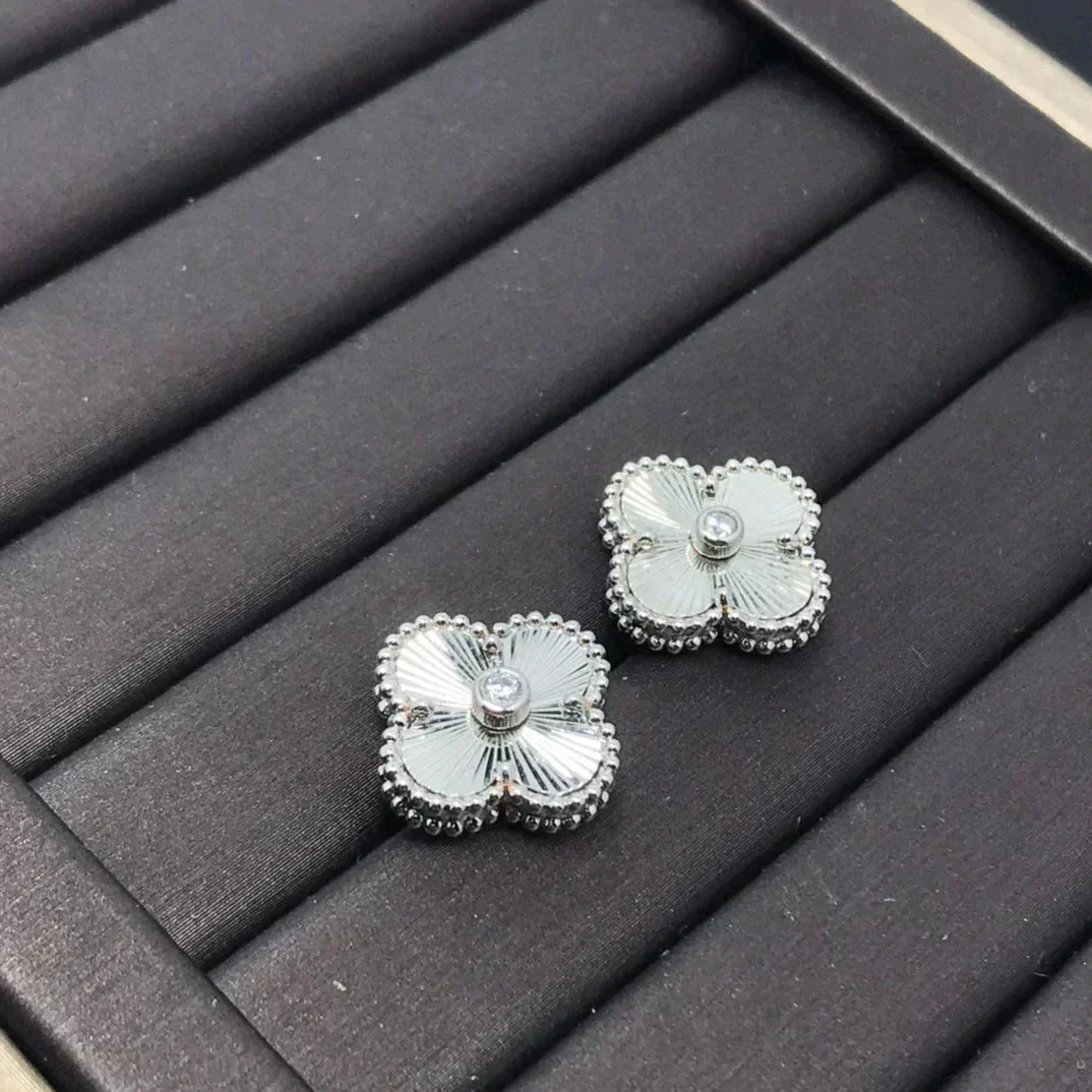 [Perla Lux]CLOVER MINI 9.5MM LASER EARRINGS