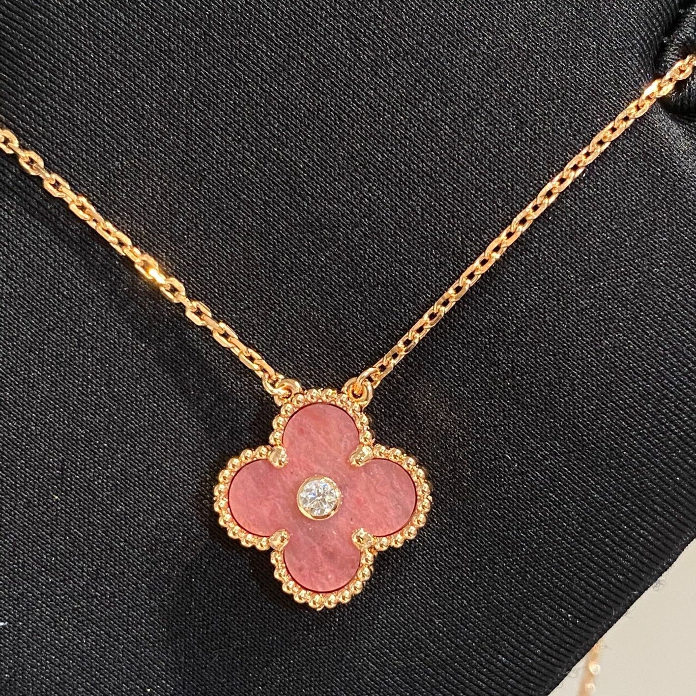 [Perla Lux]CLOVER 15MM DIAMOND RHODONITE NECKLACE