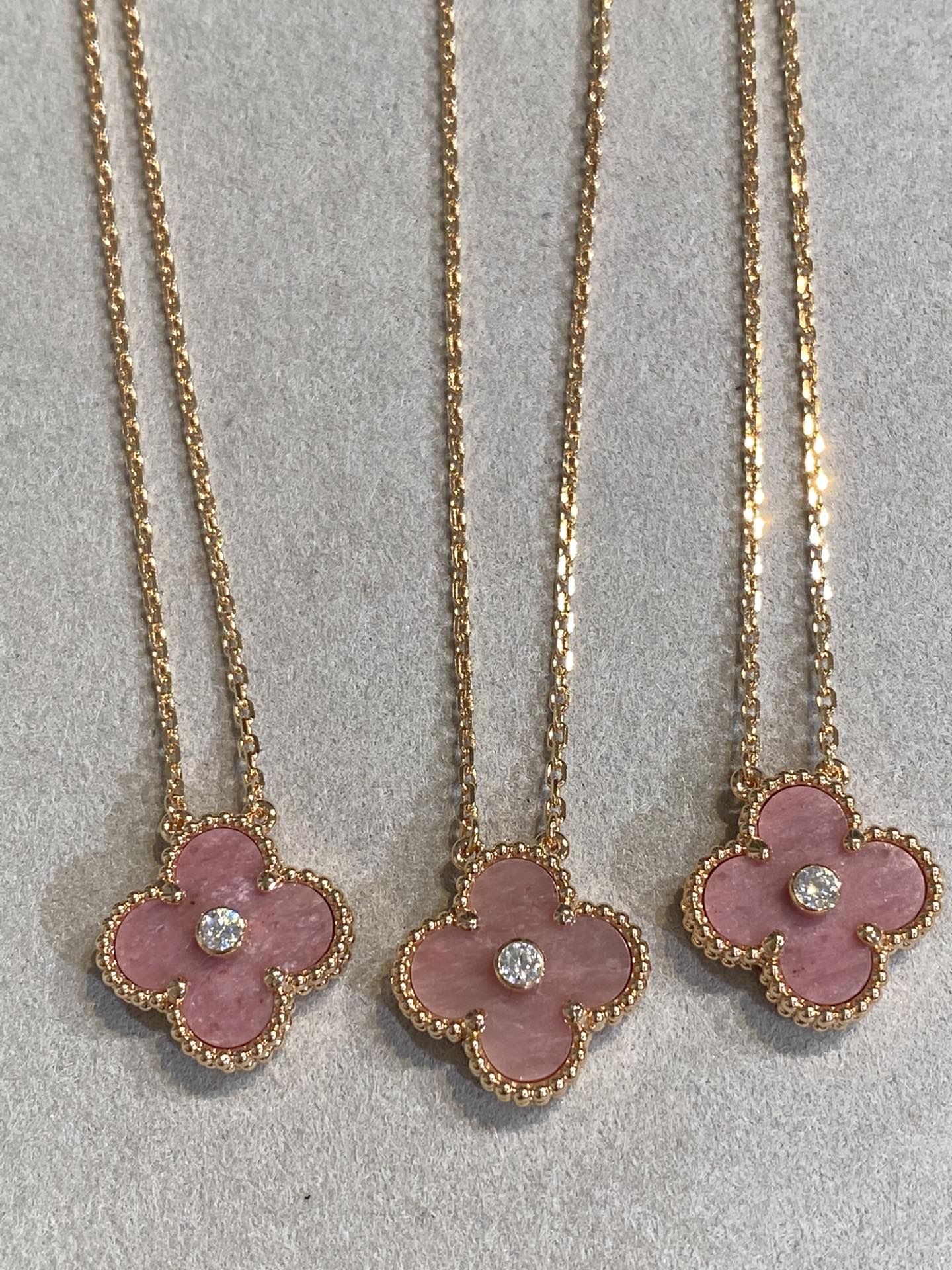 [Perla Lux]CLOVER 15MM DIAMOND RHODONITE NECKLACE