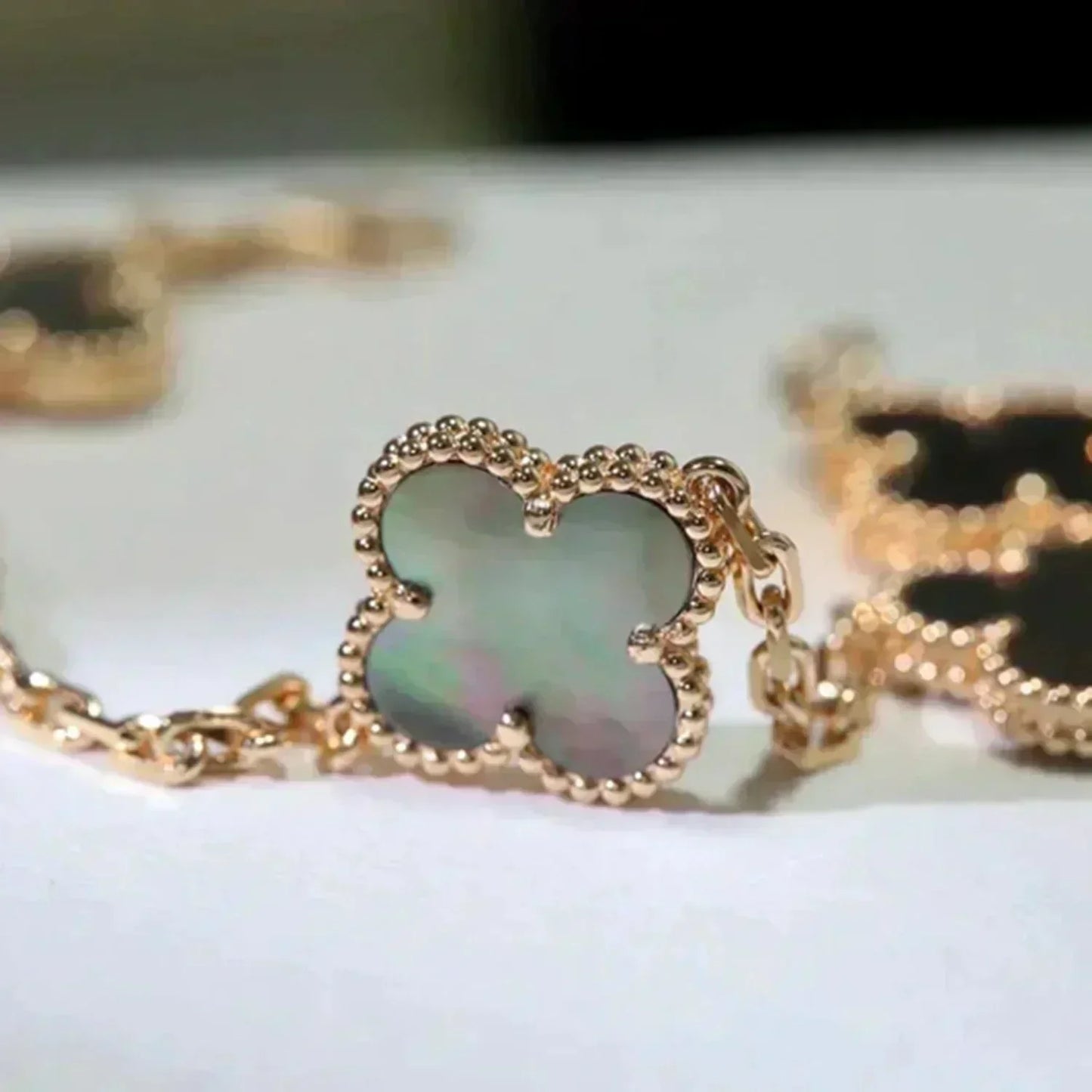 [Perla Lux]CLOVER 5 MOTIF GRAY MOP  BRACELET