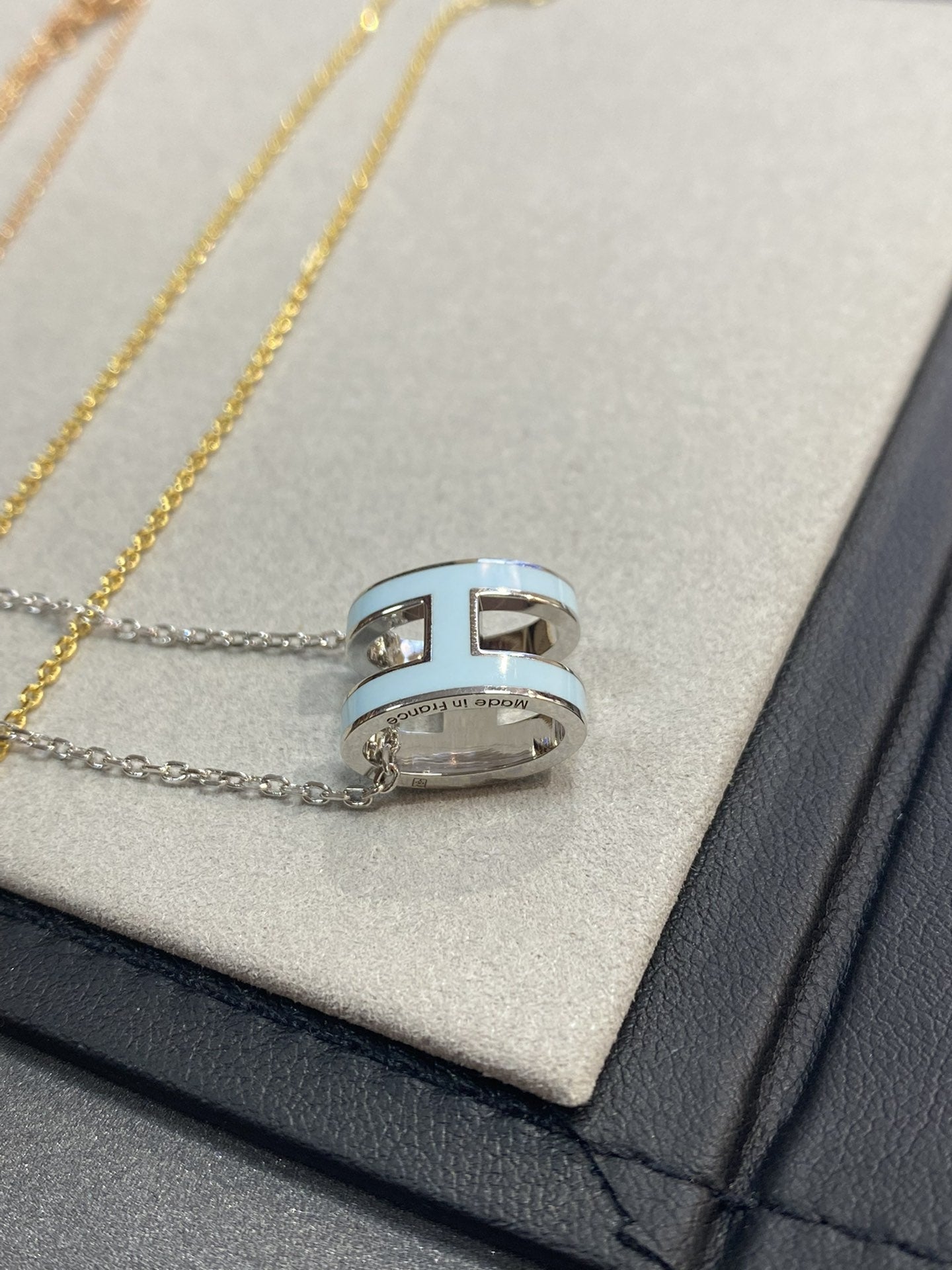 [Perla Lux]POP H LIGHT BLUE NECKLACE