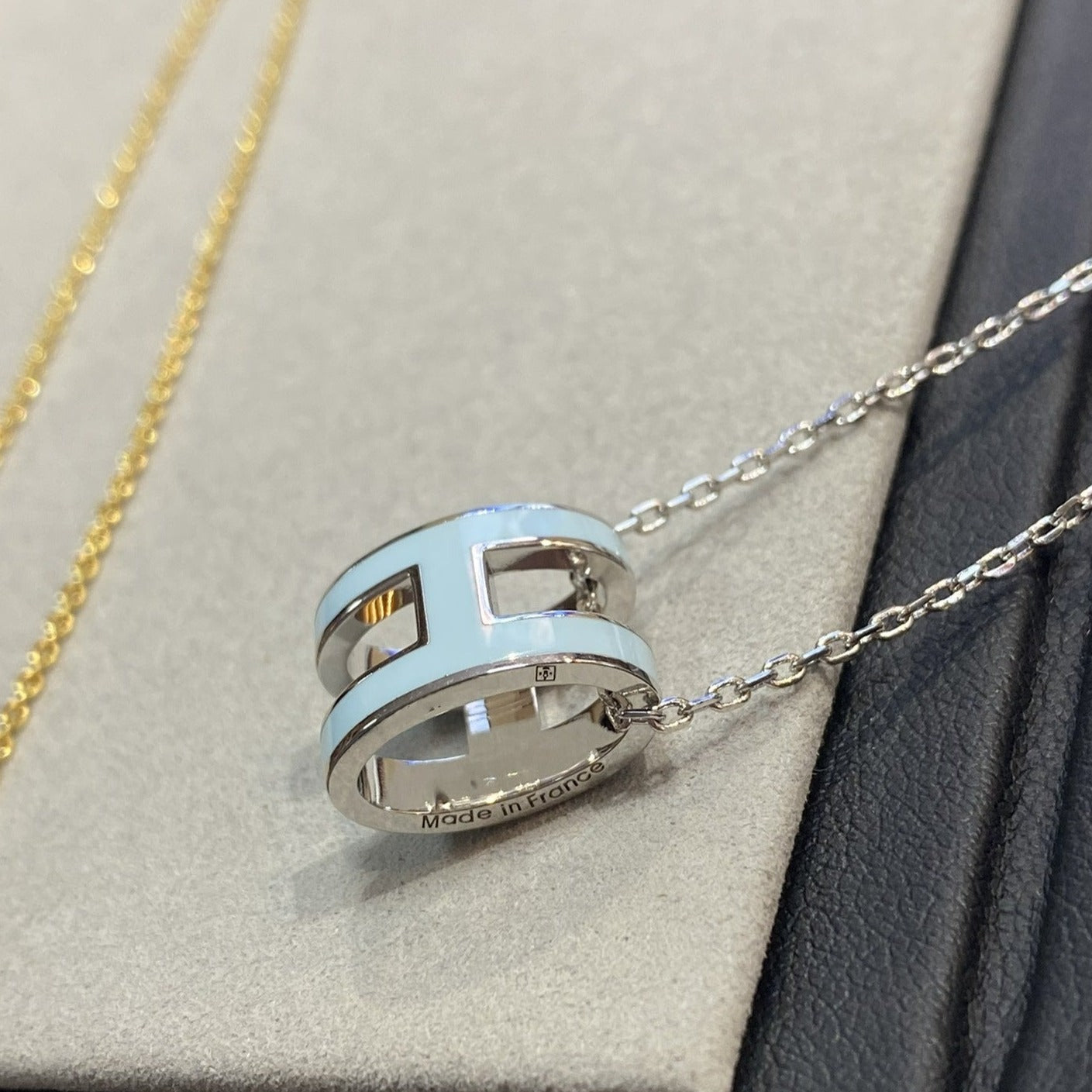 [Perla Lux]POP H LIGHT BLUE NECKLACE