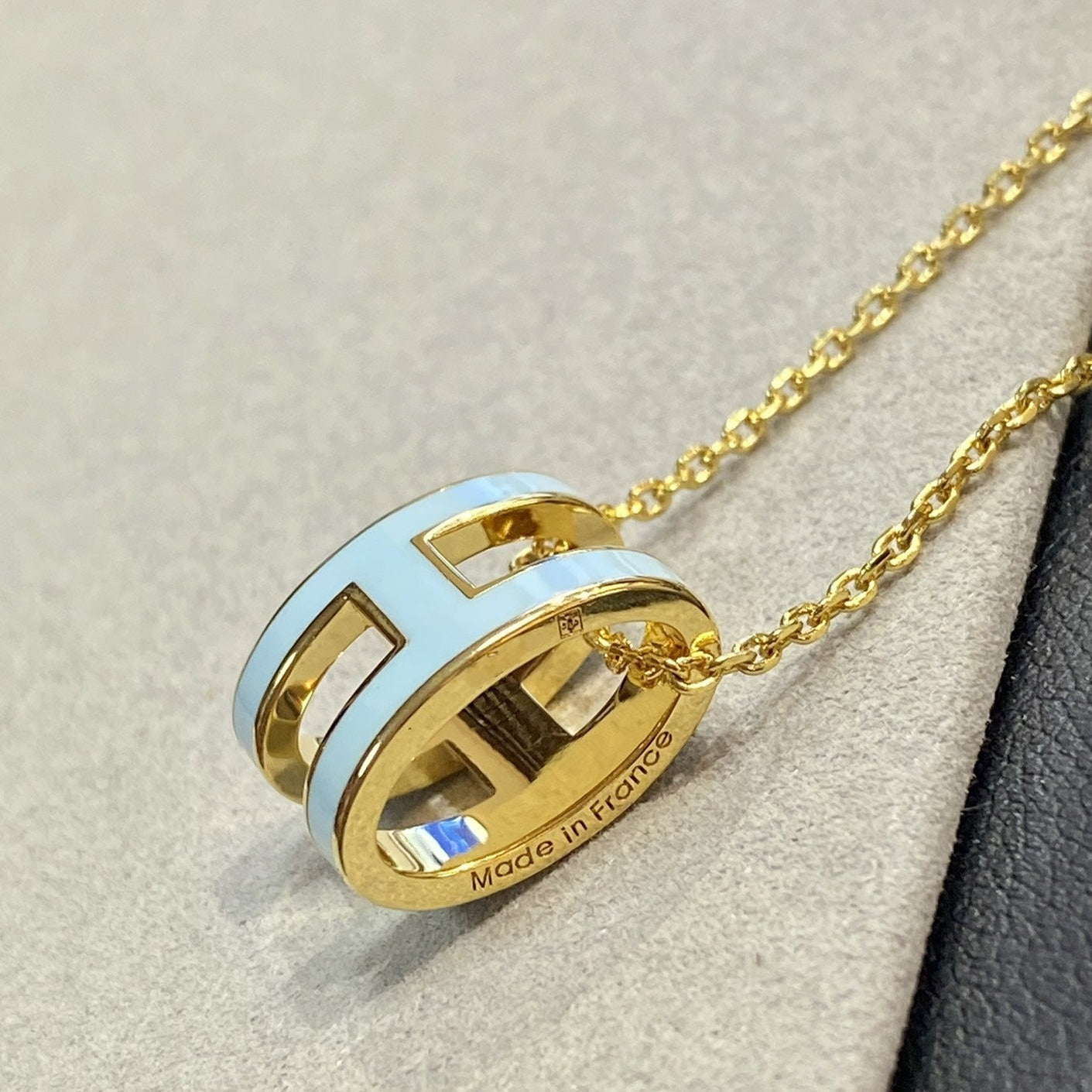 [Perla Lux]POP H LIGHT BLUE NECKLACE