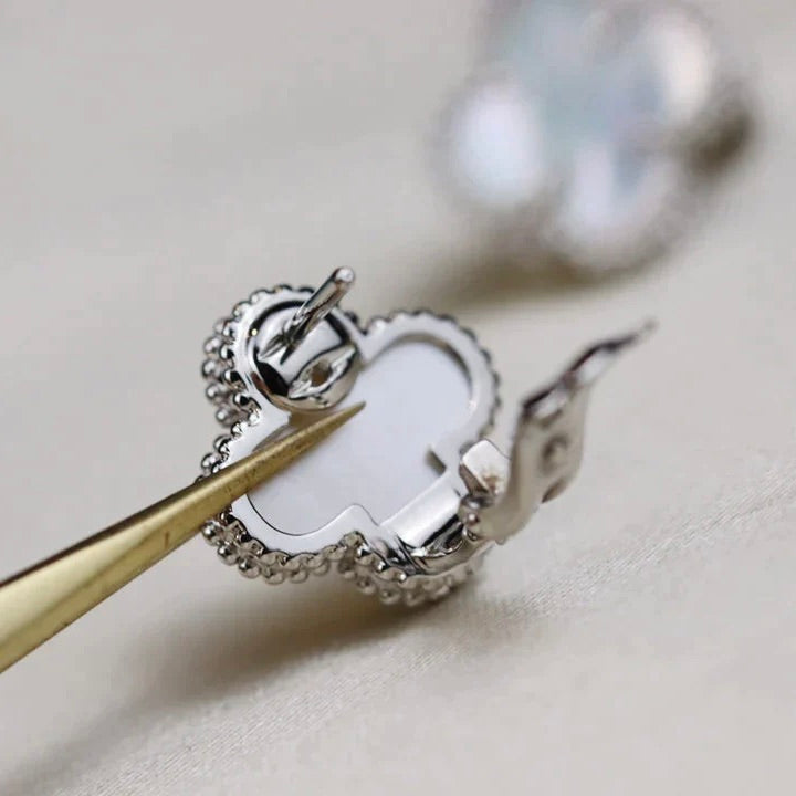 [Perla Lux]CLOVER MEDIUM 1 MOTIFS  WHITE MOP EARRINGS SILVER