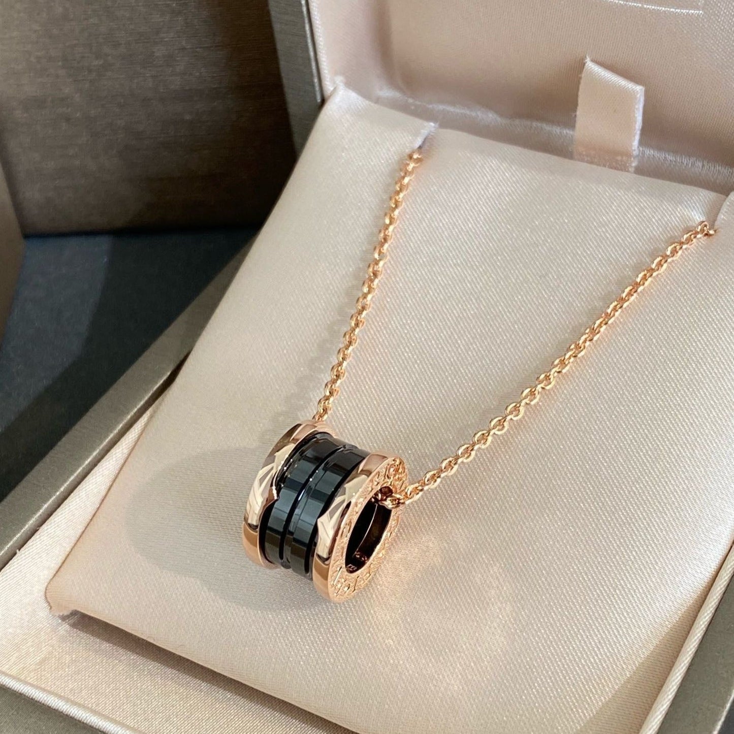 [Perla Lux]ZERO 1 BLACK CERAMIC PINK GOLD NECKLACE