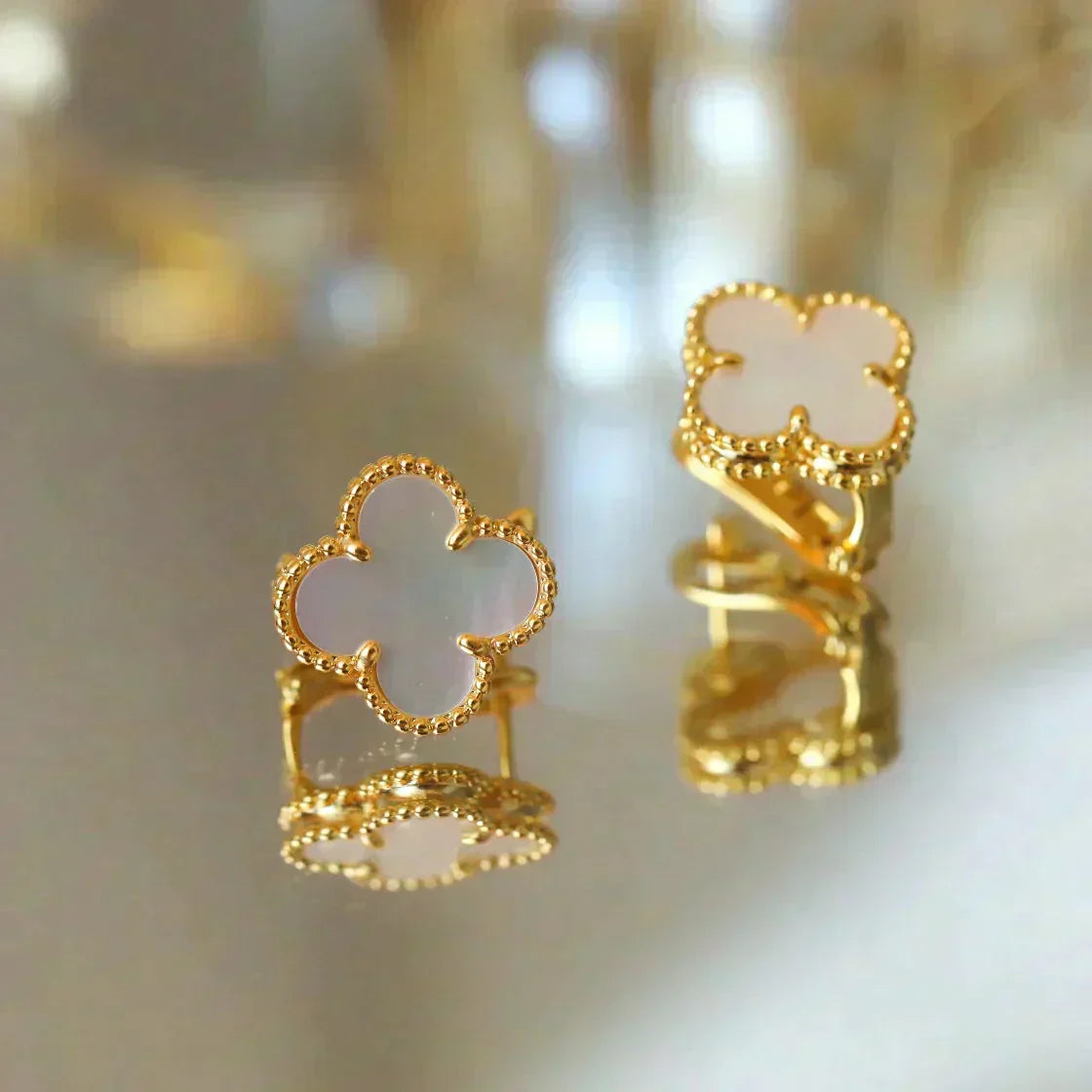 [Perla Lux]CLOVER MEDIUM 1 MOTIFS  WHITE MOP STUD EARRINGS