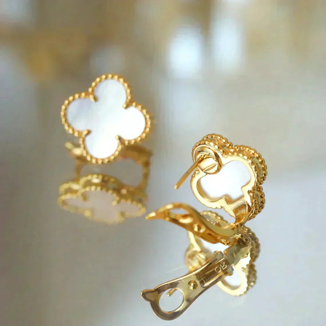 [Perla Lux]CLOVER MEDIUM 1 MOTIFS  WHITE MOP STUD EARRINGS