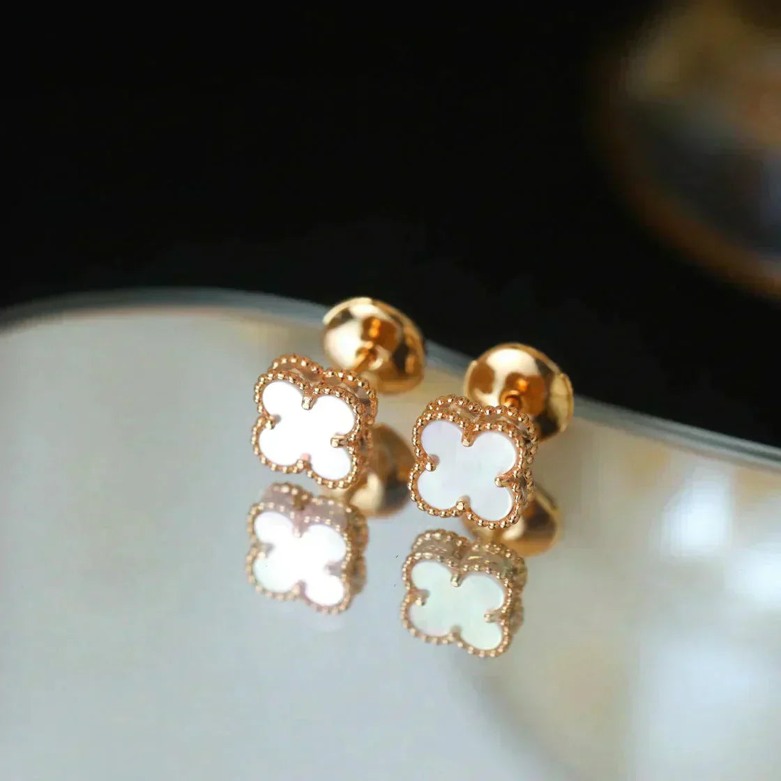 [Perla Lux]CLOVER MINI 9.5MM WHITE MOP EARRINGS
