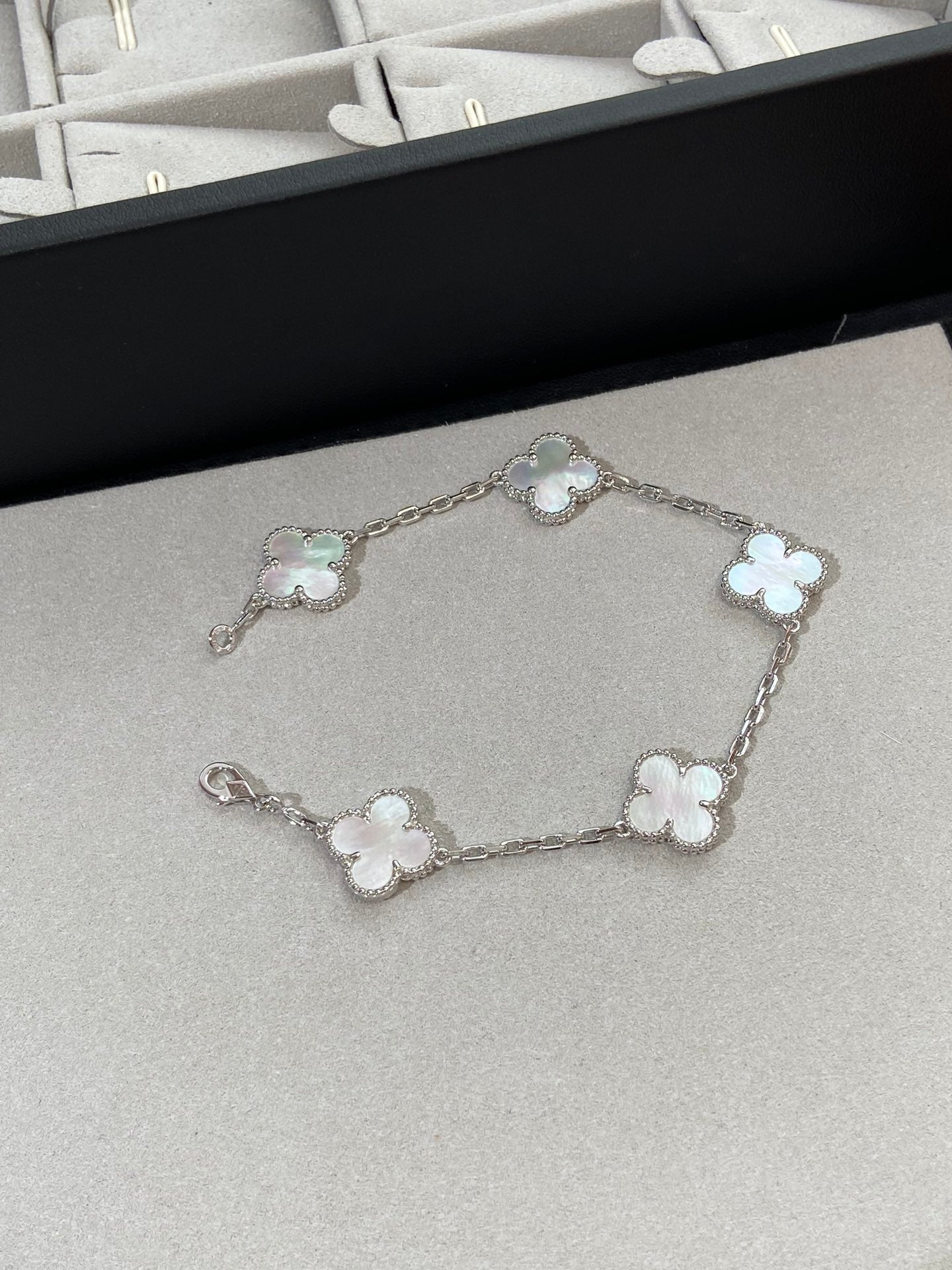 [Perla Lux]CLOVER SILVER MOP 5 MOTIF BRACELET