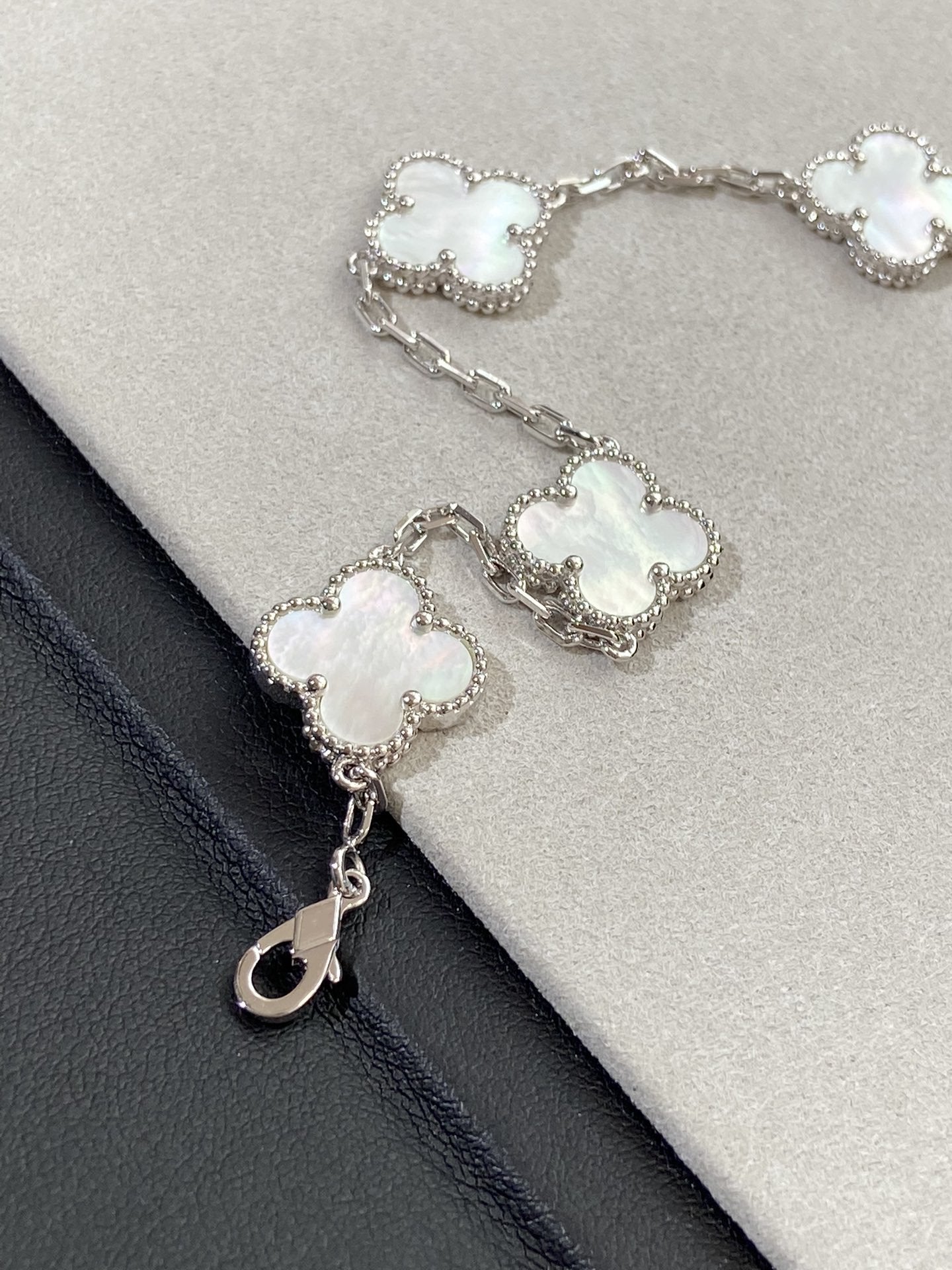 [Perla Lux]CLOVER SILVER MOP 5 MOTIF BRACELET