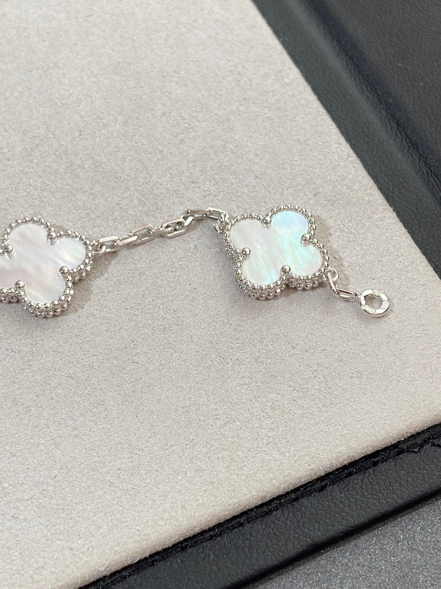 [Perla Lux]CLOVER SILVER MOP 5 MOTIF BRACELET