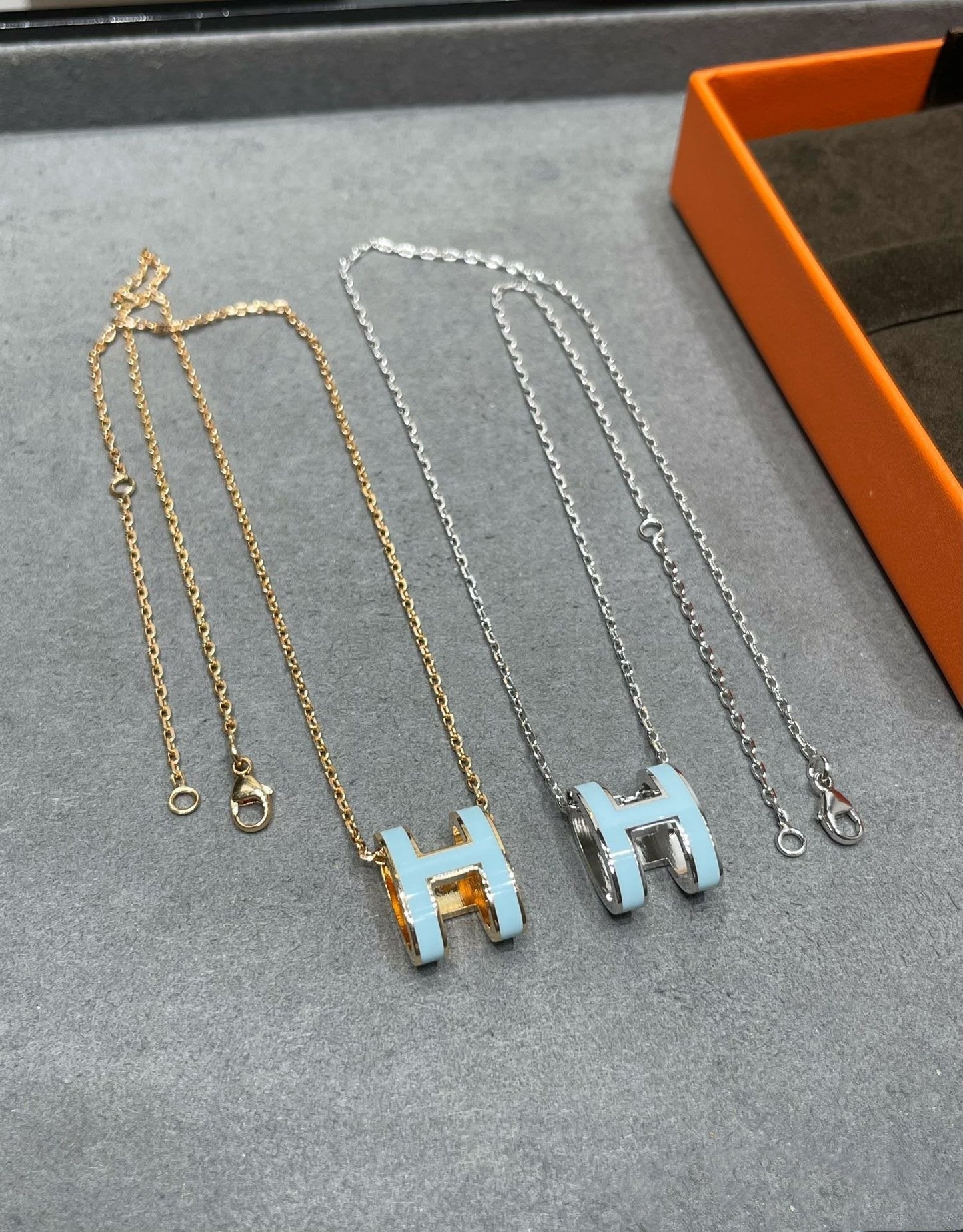 [Perla Lux]POP H SKY BLUE NECKLACE