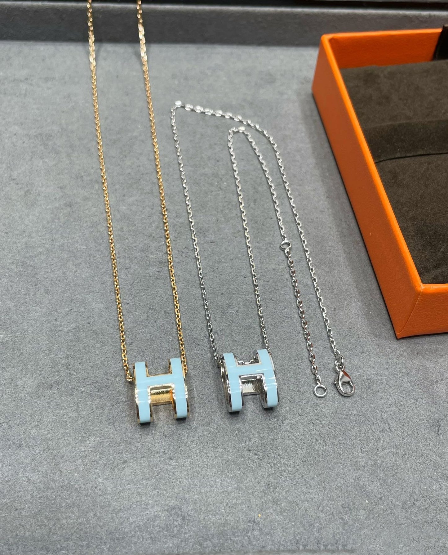 [Perla Lux]POP H SKY BLUE NECKLACE