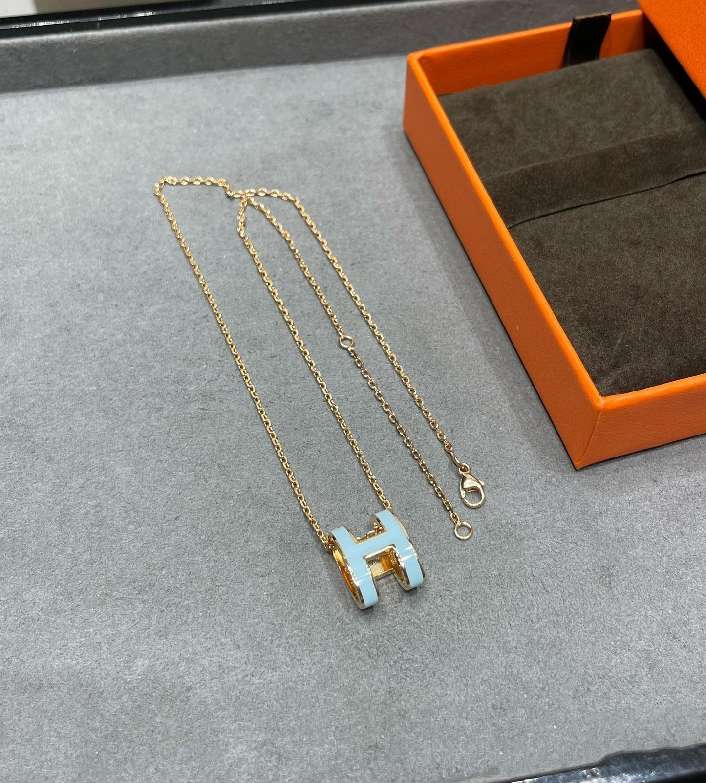 [Perla Lux]POP H SKY BLUE NECKLACE