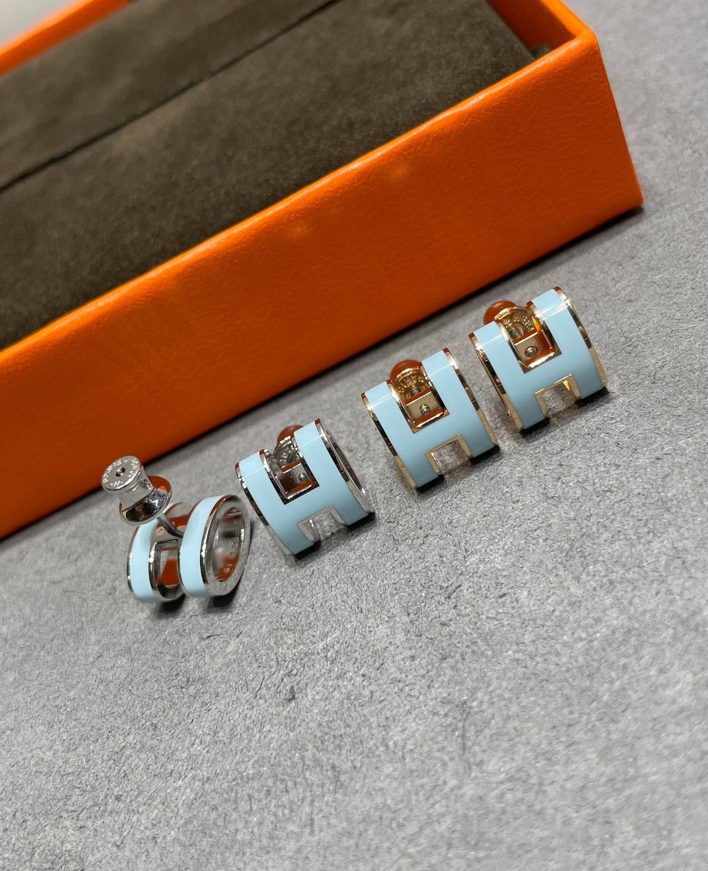 [Perla Lux]POP H SKY BLUE STUD EARRINGS