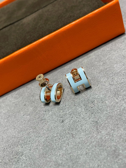 [Perla Lux]POP H SKY BLUE STUD EARRINGS