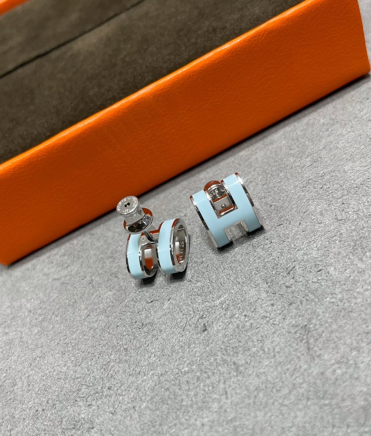 [Perla Lux]POP H SKY BLUE STUD EARRINGS