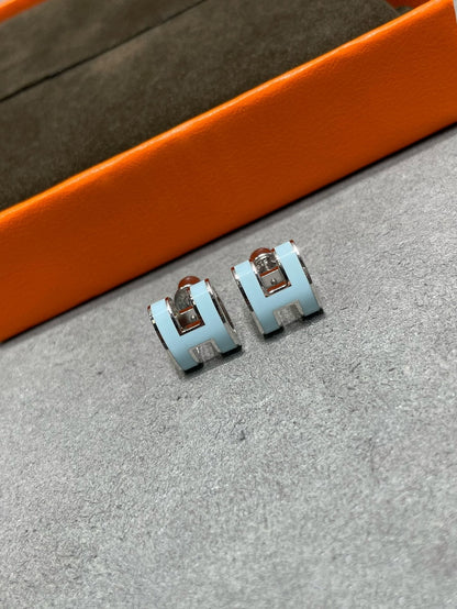 [Perla Lux]POP H SKY BLUE STUD EARRINGS