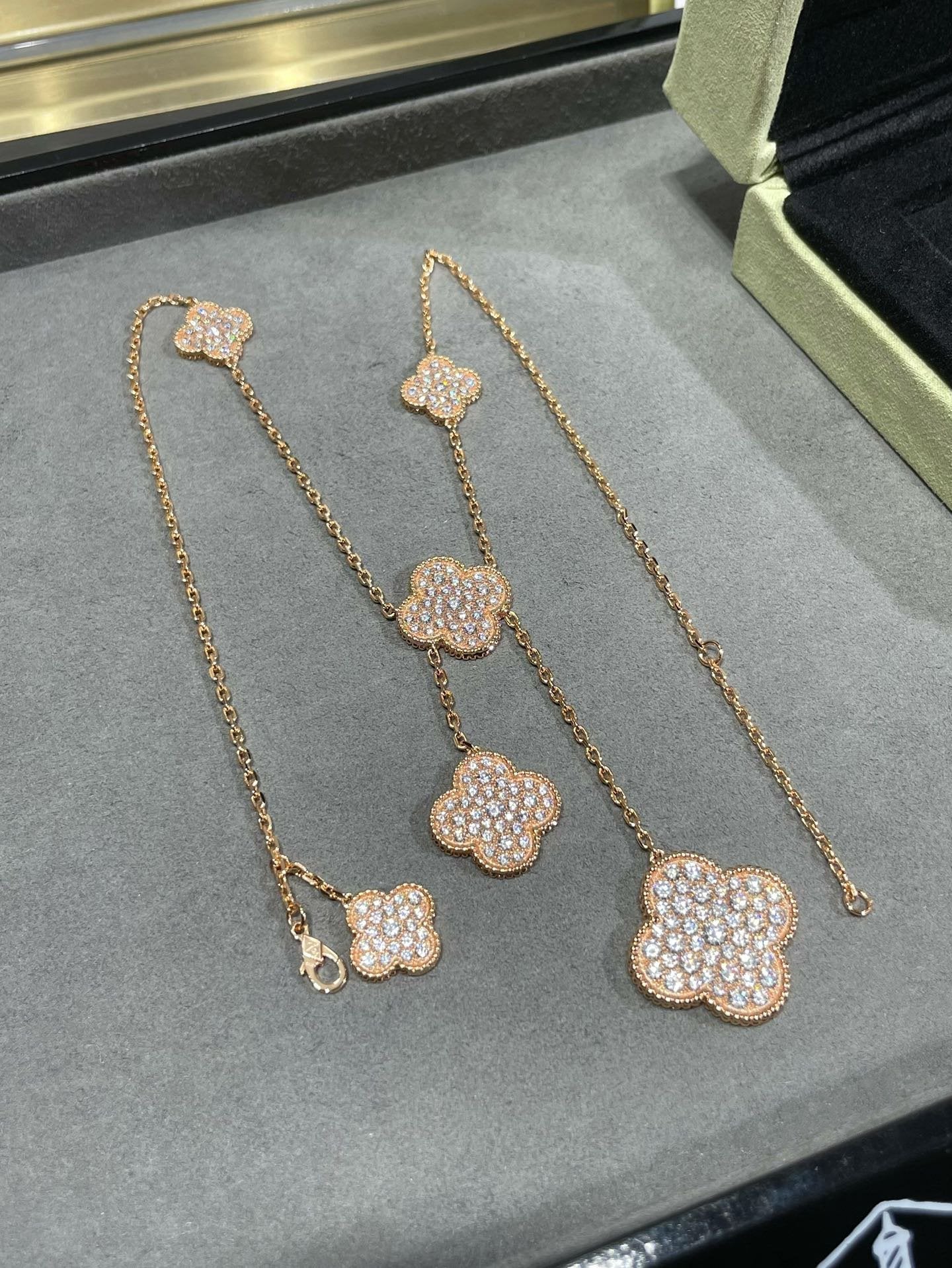 [Perla Lux]CLOVER 6 MOTIF DIAMOND PAVED NECKLACE