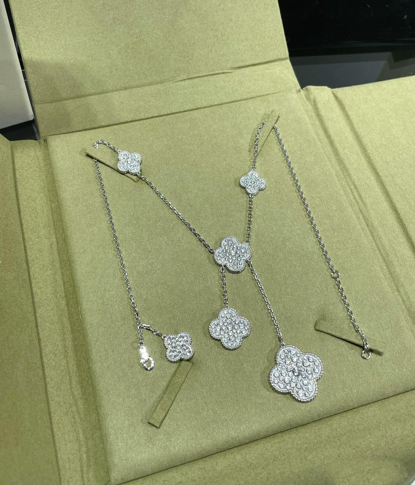 [Perla Lux]CLOVER 6 MOTIF DIAMOND PAVED NECKLACE