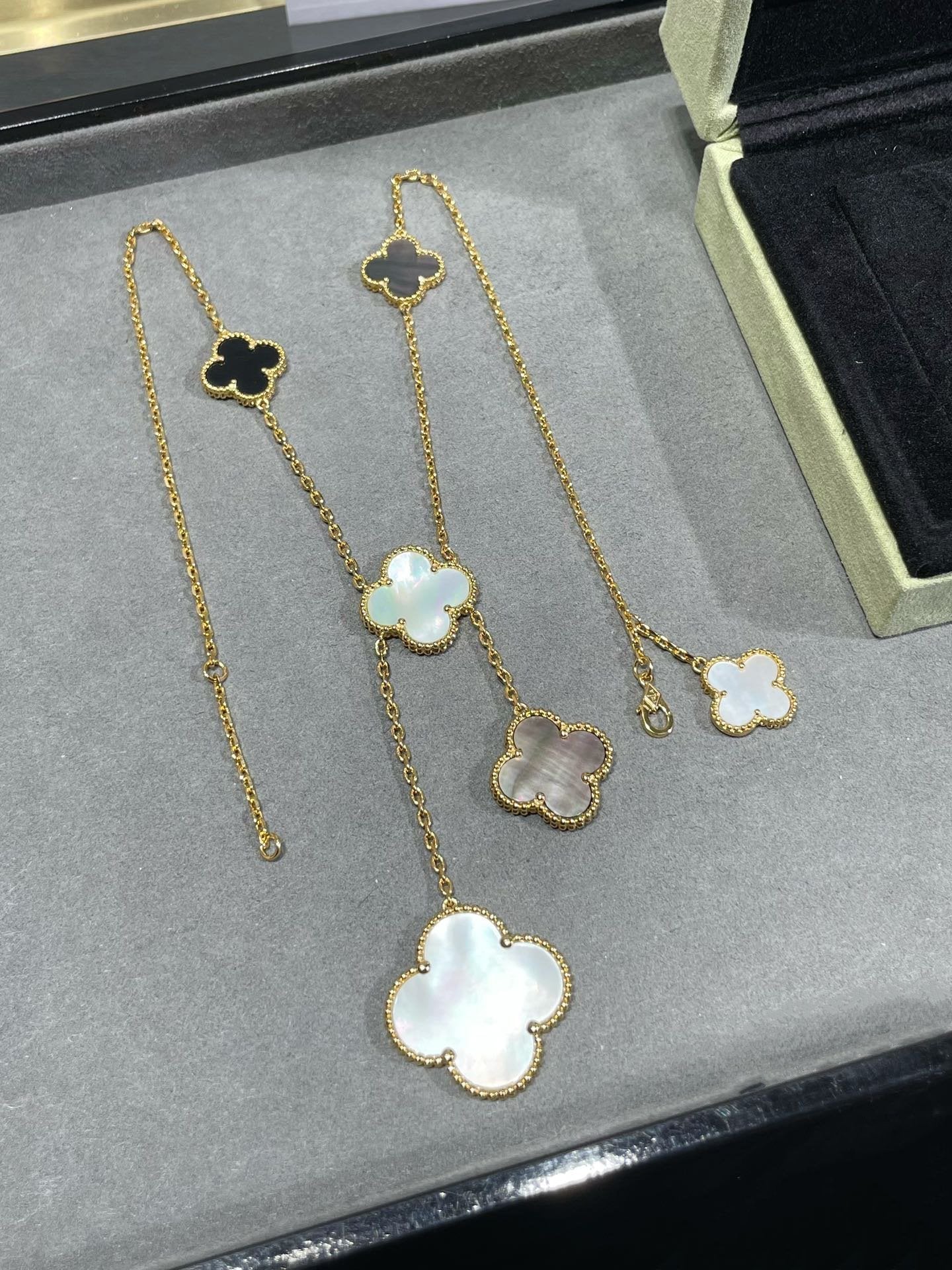 [Perla Lux]CLOVER 6 MOTIF MOP ONYX GOLD NECKLACE