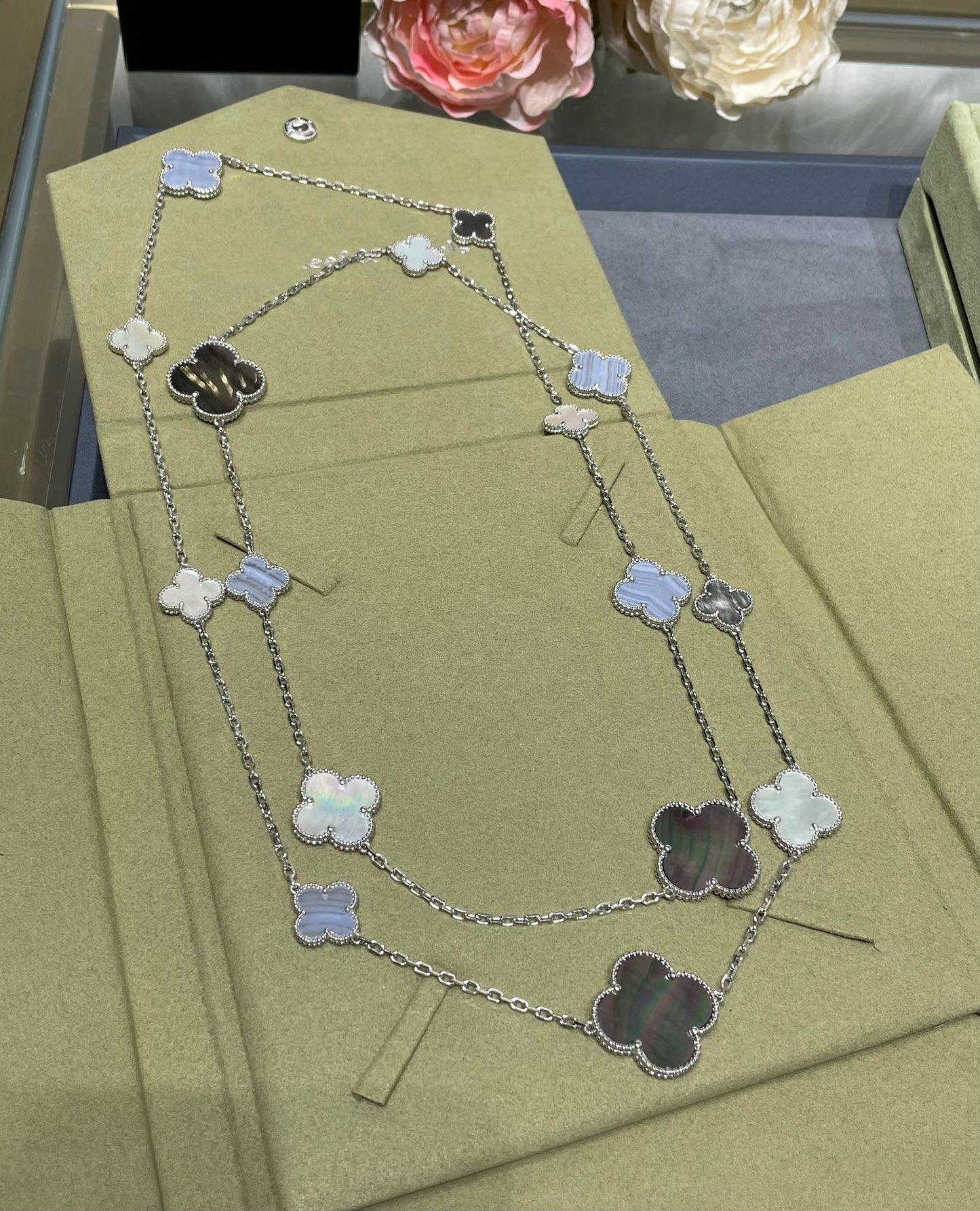 [Perla Lux]CLOVER 16 MOTIF CHALCEDONY MOP SILVER NECKLACE