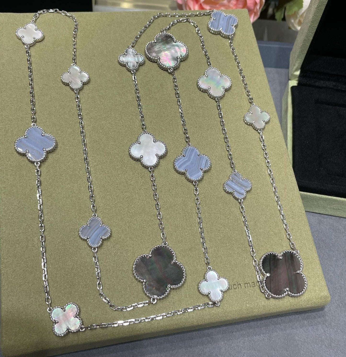[Perla Lux]CLOVER 16 MOTIF CHALCEDONY MOP SILVER NECKLACE